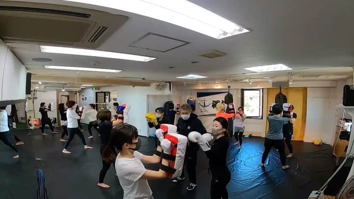 裕樹のインスタグラム：「本日もKickoutレディースクラスから始まり、先週末パーソナルも再開しております。  営業時間外でも、パーソナルお受け出来る日が有りますので、ご希望する方は、まずはご相談ください。  今後は、フィットネス会員の方が、目標を達成できる様、サポートできるシステムを作っていきます。  幸いにも、スペース、マシン、そしてエネルギーは持ち合わせておりますので（笑） お任せください。  しっかり身体を作りたい人は、アンカーにおいで〜🥊🥊🥊」