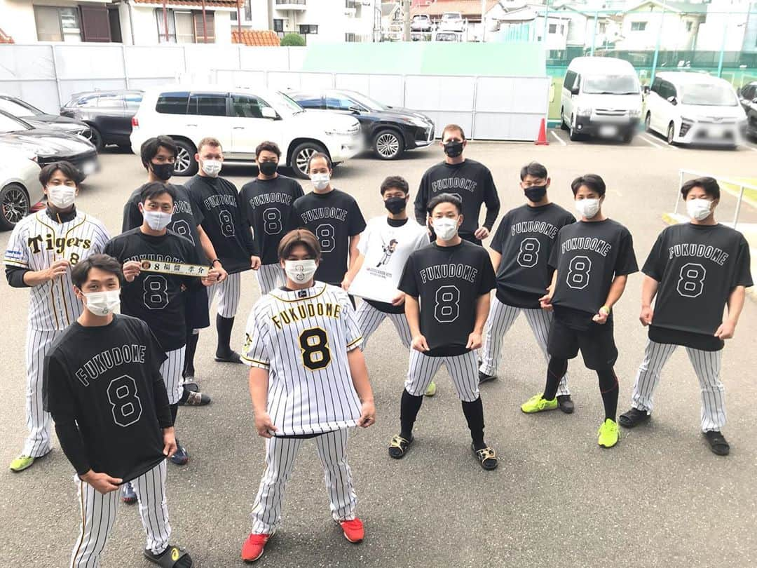 阪神タイガースさんのインスタグラム写真 - (阪神タイガースInstagram)「今日の練習後に、背番号8のTシャツを着て、みんなで記念撮影‼️ #福留孝介 選手 #背番号8  #ありがとうございます #感謝✨ #みんなお揃い  #ユニフォーム借りてる選手も混ざってます #梅野隆太郎 選手 #糸原健斗 選手 #陽川尚将 選手 #木浪聖也 選手 #原口文仁 選手 #ジョーガンケル 選手 #坂本誠志郎 選手 #青柳晃洋 選手 #大山悠輔 選手 #ジェリーサンズ 選手 #藤浪晋太郎 選手 #江越大賀 選手 #中谷将大 選手 #近本光司 選手 #阪神タイガース」11月9日 12時50分 - hanshintigers_official