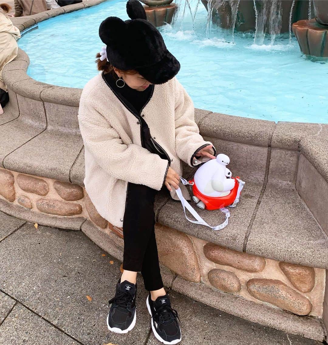 Maricoさんのインスタグラム写真 Maricoinstagram ディズニーコーデ 上下黒に Mite Official のボアコート Outer Mite Sneakers Adidas 今日の服 今日のコーデ ママファッション ママコーデ ミテ ミテガール ボアコート ボア ディズニーランド