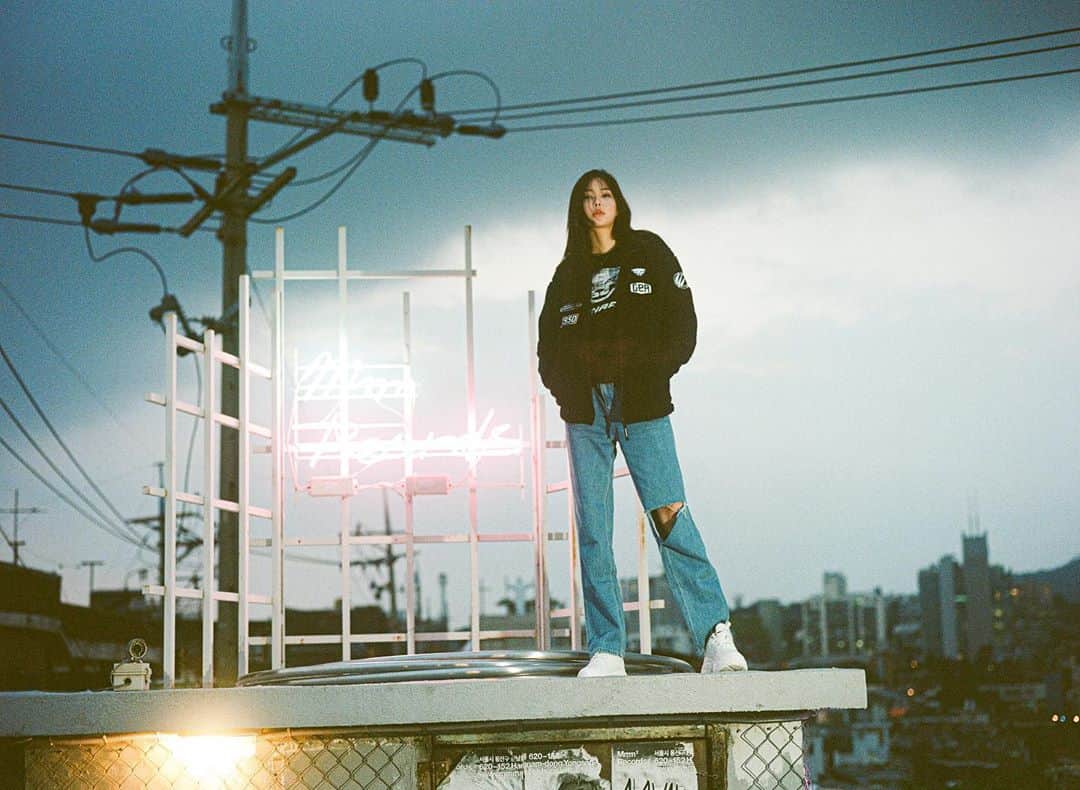 가로수길 , Seoulのインスタグラム：「Work 📸 @jaylim1  Model @jleej0129  이제는 패딩을 꺼내야할때가❄️❄️」
