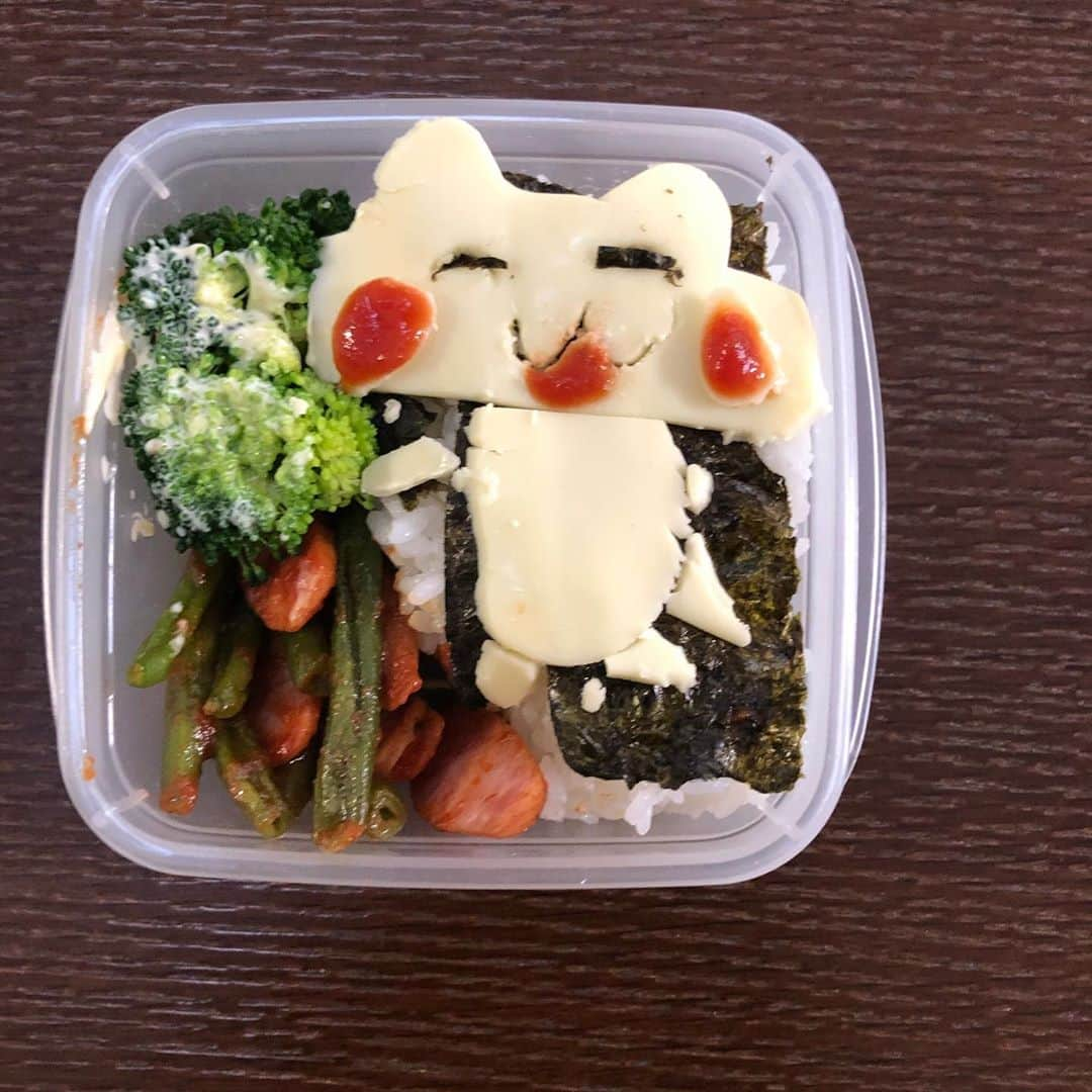 尾関高文のインスタグラム：「小一の娘がキャラ弁を作ってくれました。初弁当。」