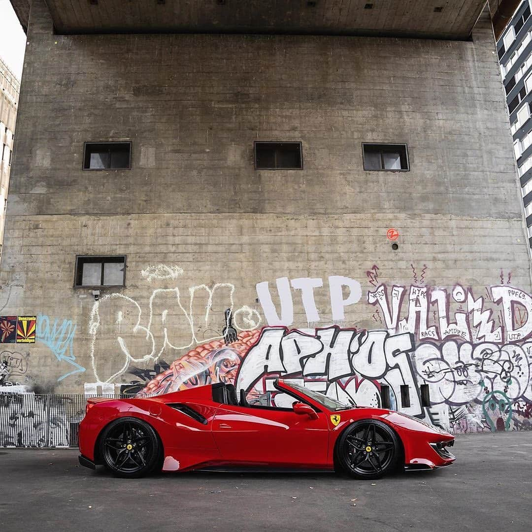 CARLiFESTYLEさんのインスタグラム写真 - (CARLiFESTYLEInstagram)「This Ferrari 488 Pista Spider is 🔥 Photo by @autoweltschweiz #carlifestyle」11月9日 13時00分 - carlifestyle