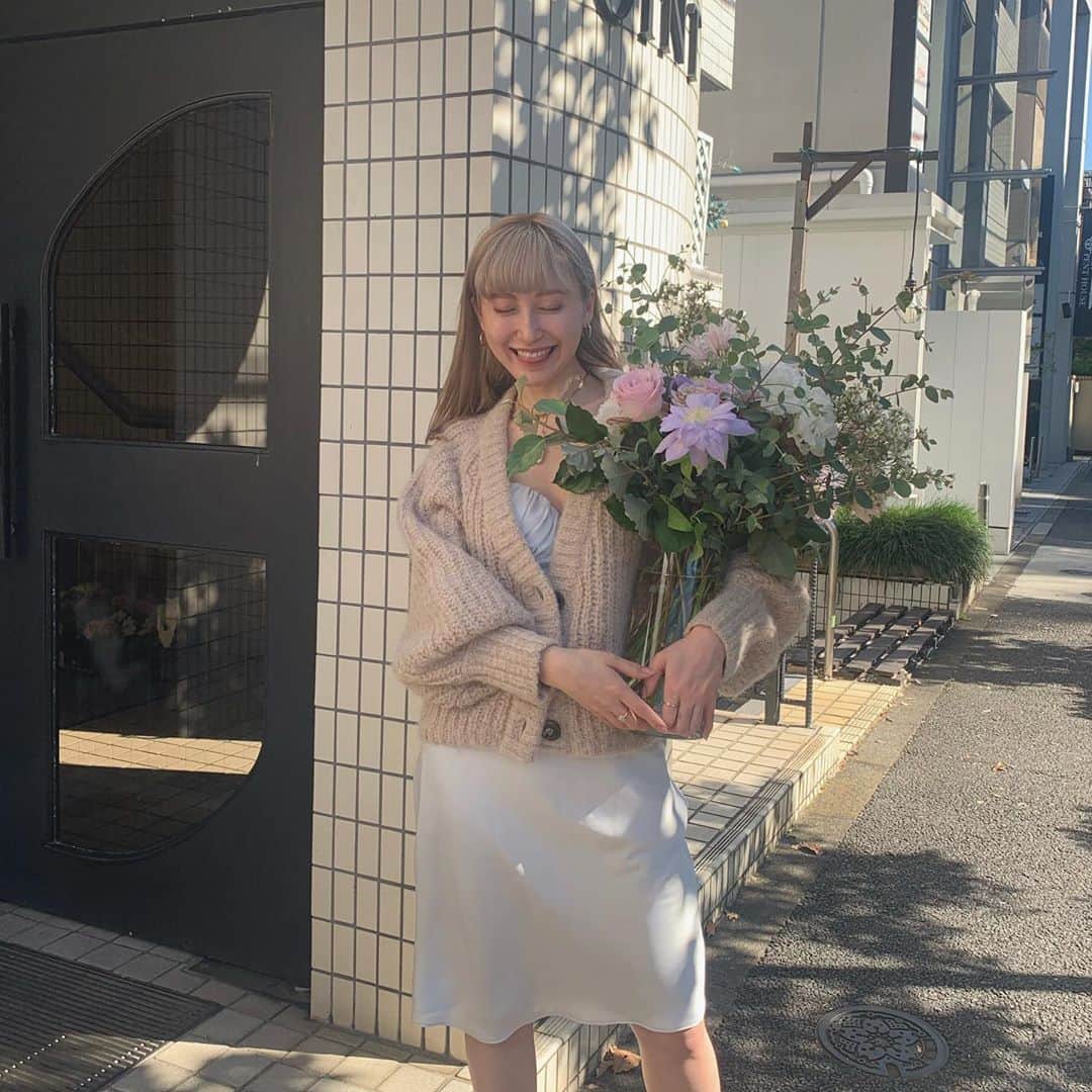Tomomi Teradaのインスタグラム：「Thank you soooo much💋オープニングイベントにお越しくださったみなさま、ありがとうございました💖 るんるんと、楽しそうにお買い物をする人たちを見るのってなんて楽しいんだ！幸せを分けて貰ったようで胸がいっぱい…🥰💐オーダーは、これから心を込めてお作りします🎁💕✨  グランドオープンからはサロンのご予約を受付、オーダーやコレクションのショッピングができるようになります〜！もう少々お待ちくださいまし🧜🏻‍♀️💕」