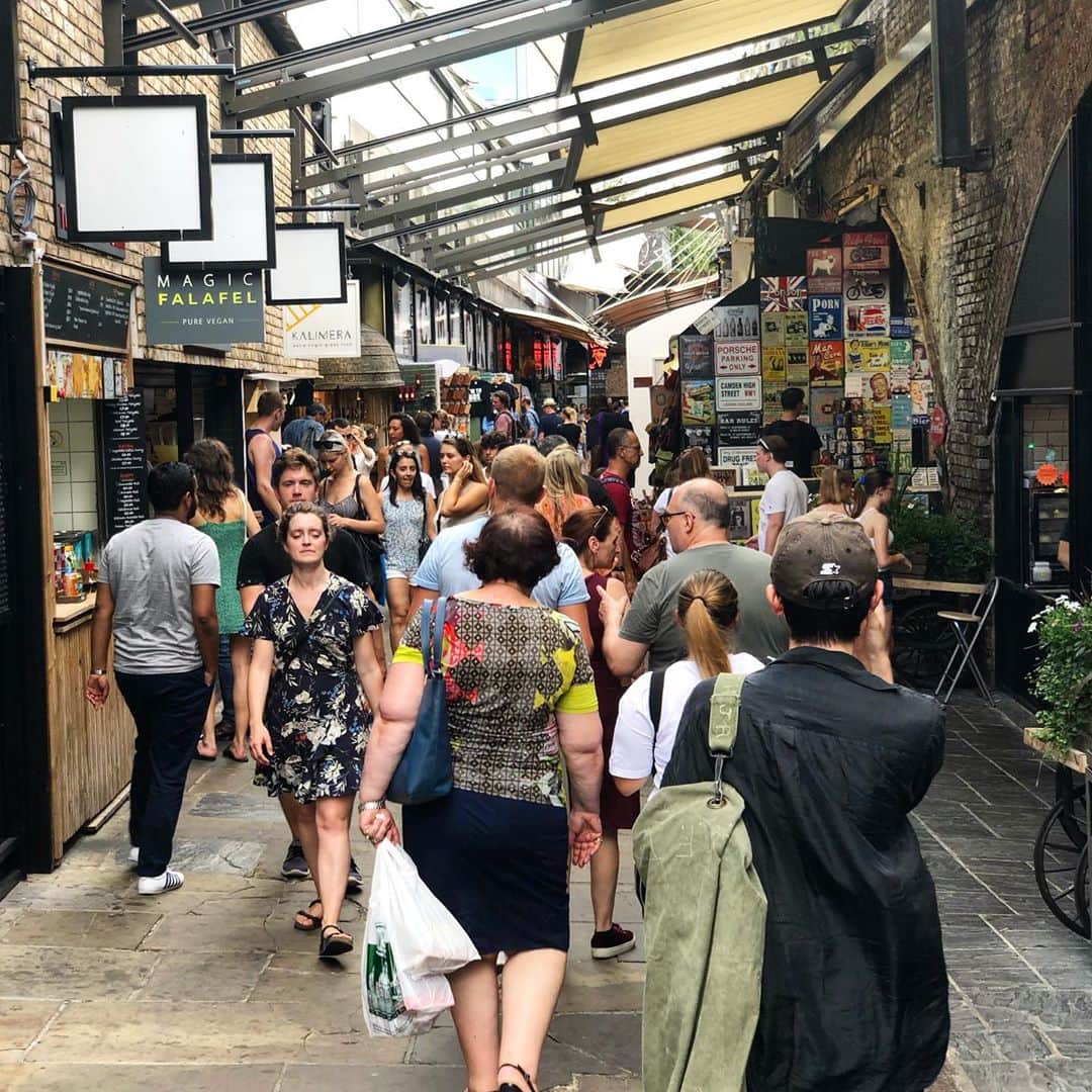LAUNCHのインスタグラム：「LONDON🇬🇧﻿ カムデンマーケット…﻿みんな観光客なのかな？ 竹下通り的な場所でした。﻿ ここには、なんの用事も無い。﻿」
