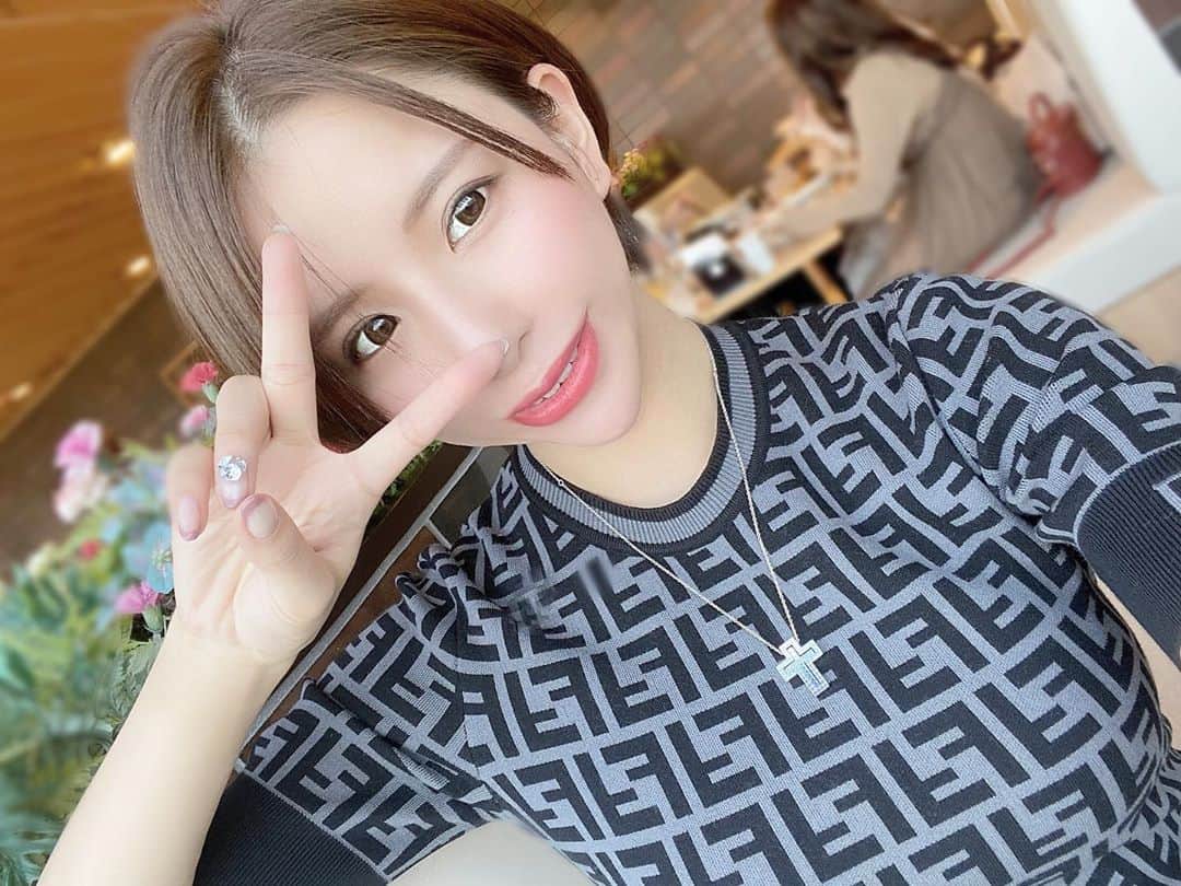 ちゃんうさのインスタグラム：「みんな、おはよー☀️ 昨日は日曜日で淡路島に行ってきました！ただ淡路島っぽい写真は撮れてない🥺🧅🧅 . . 今日もぴっぴっと行ってきます！ . . #淡路島 #日曜日 #キャバ嬢 #ちゃんうさ #ミナミ #イベント #キャバ嬢の休日 #ホステス #fendy #パーキングエリア #ファミレス #サービス #servicearea」