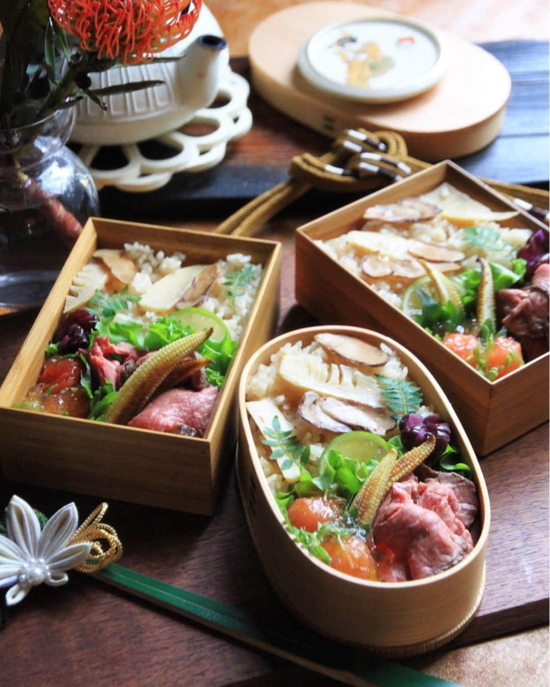 Sayaka.Mさんのインスタグラム写真 - (Sayaka.MInstagram)「. Good morning igfrends  Today’s lunch  #japanesefood  #roastbeef . . 朝一会議のため今更新 本日のお弁当は #糖質オフレシピ に掲載してる一品もいれてます😌ミニトマトの和風ジュレソース✨大葉で包んで入れてます。作るの簡単だから寝る前につくり、冷蔵庫に💞 . #ローストビーフ も#タスマニアビーフ が美味しいからこれで作るのが好き💗#マルヤマクラス に売ってます👏お肉三塊買ったけど、もう無いわ😅 . #まつたけ とたけのこで#まつたけご飯 にしました。これはまつたけご飯の素がうっていたから試してみたけど美味しい😌まつたけは気分出るくらいの🤏少しだったけどお弁当なら十分かな✨ . . . 📚10月9日発売中　主婦の友社 五感でおいしく味わえる　腎臓病改善レシピ 📚10月22日発売中　かんき出版 insta.sayakaの毎日作りたくなる！ 糖質オフレシピ (amazon、楽天ブックスにて) . YouTubeは 📺sayaka hokkaido channel . 使用しているお弁当箱等は #楽天roomに載せてます (プロフィール下に全てリンク) . =============== 私のお弁当の記録は My lunch records. 我的便当记录 제 도시락의 기록 ↓↓↓ #sayaka弁当 =============== . #お弁当 #お弁当記録 #お弁当おかず #お昼ごはん #お昼が楽しみになるお弁当 #お弁当部 #わっぱ弁当 #お弁当の詰め方 #簡単レシピ #簡単ごはん #札幌ママ #北海道ママ #札幌観光大使 #和食器 #和食ごはん #和食器のある暮らし #器好き #テーブルコーディネート #おうちごはん #食べらさってる」11月9日 13時16分 - insta.sayaka