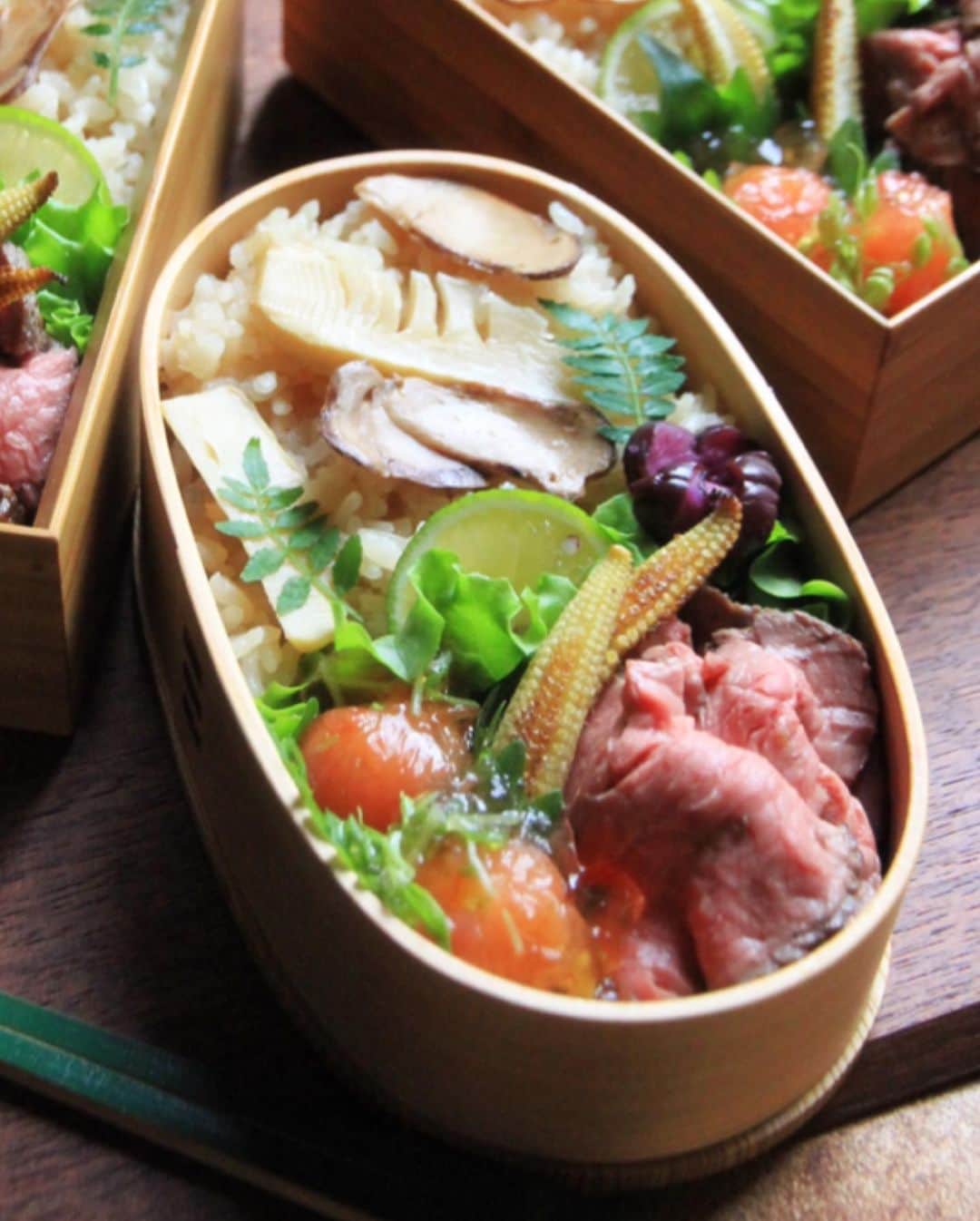 Sayaka.Mさんのインスタグラム写真 - (Sayaka.MInstagram)「. Good morning igfrends  Today’s lunch  #japanesefood  #roastbeef . . 朝一会議のため今更新 本日のお弁当は #糖質オフレシピ に掲載してる一品もいれてます😌ミニトマトの和風ジュレソース✨大葉で包んで入れてます。作るの簡単だから寝る前につくり、冷蔵庫に💞 . #ローストビーフ も#タスマニアビーフ が美味しいからこれで作るのが好き💗#マルヤマクラス に売ってます👏お肉三塊買ったけど、もう無いわ😅 . #まつたけ とたけのこで#まつたけご飯 にしました。これはまつたけご飯の素がうっていたから試してみたけど美味しい😌まつたけは気分出るくらいの🤏少しだったけどお弁当なら十分かな✨ . . . 📚10月9日発売中　主婦の友社 五感でおいしく味わえる　腎臓病改善レシピ 📚10月22日発売中　かんき出版 insta.sayakaの毎日作りたくなる！ 糖質オフレシピ (amazon、楽天ブックスにて) . YouTubeは 📺sayaka hokkaido channel . 使用しているお弁当箱等は #楽天roomに載せてます (プロフィール下に全てリンク) . =============== 私のお弁当の記録は My lunch records. 我的便当记录 제 도시락의 기록 ↓↓↓ #sayaka弁当 =============== . #お弁当 #お弁当記録 #お弁当おかず #お昼ごはん #お昼が楽しみになるお弁当 #お弁当部 #わっぱ弁当 #お弁当の詰め方 #簡単レシピ #簡単ごはん #札幌ママ #北海道ママ #札幌観光大使 #和食器 #和食ごはん #和食器のある暮らし #器好き #テーブルコーディネート #おうちごはん #食べらさってる」11月9日 13時16分 - insta.sayaka