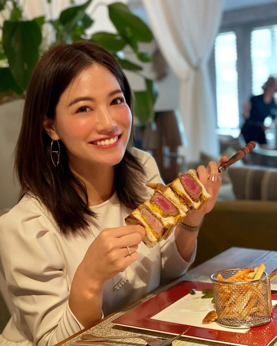 石井里奈さんのインスタグラム写真 - (石井里奈Instagram)「こんにちは☀️ . 先日の休日ランチコーデ🛍 佳子がお誕生日祝いで素敵なランチに連れてってくれました❤️ 渋谷にある @black_terrace ✨ 外観からおしゃれで可愛いかったよ☺️💕 . tops&pants... @lialapg @joint_space  bag... @globe_trotter1897 @theplayhouse_aoyama  shoes... @sergiorossi  . シルエットがめちゃくちゃ可愛いパフスリーブのペプラム美人ブラウスと美脚スティックパンツ✨ 王道きれいめコーデにビビットカラーを合わせて休日感を出してみました❤️ . ランチはカツサンドを😋 ここのカツサンドとっても柔らかくてジューシーで美味しかった💕 佳子のサプライズプレゼントも嬉しかったな🥰❤️いつもありがと〜😘 . 今週も頑張っていきましょう❗️ . #りなまるコーデ #パンツコーデ #通勤コーデ #オフィスコーデ #オフィスカジュアル #ファッション通販 #休日コーデ #休日ランチ #blackterrace #渋谷ランチ #渋谷 #shibuya #カツサンド #グローブトロッター #globetrotter #女子会 #olコーデ #サンドイッチ #sandwich #カラーコーディネート #lialapg #lialapg_style #誕生日プレゼント #誕生日サプライズ #マスタード #イエロー #yellow #ピンク #pink #ビビットピンク」11月9日 13時16分 - ri7tin1025