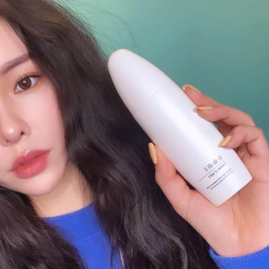 クォン・スジョンのインスタグラム：「트윙클 미스트는 물만 가득한 미스트가 아니라 진짜 수분크림 한 통을 미스트에 담았다고 할 정도로  유수분밸런스가 최강!👍🏻👍🏻👍🏻  미스트 하나만 뿌리고 주무시고 다음날 아침에 피부 만져보시면 아실거에요!   피부 진정뿐 아니라 피부 속 건조함이 있으신 분들께 무조건 무조건 추천드립니다👍🏻👍🏻  #로로벨트윙클미스트 주문은 프로필 상단에 링크! 16시 이전 주문건은 당일배송됩니댜☺️」