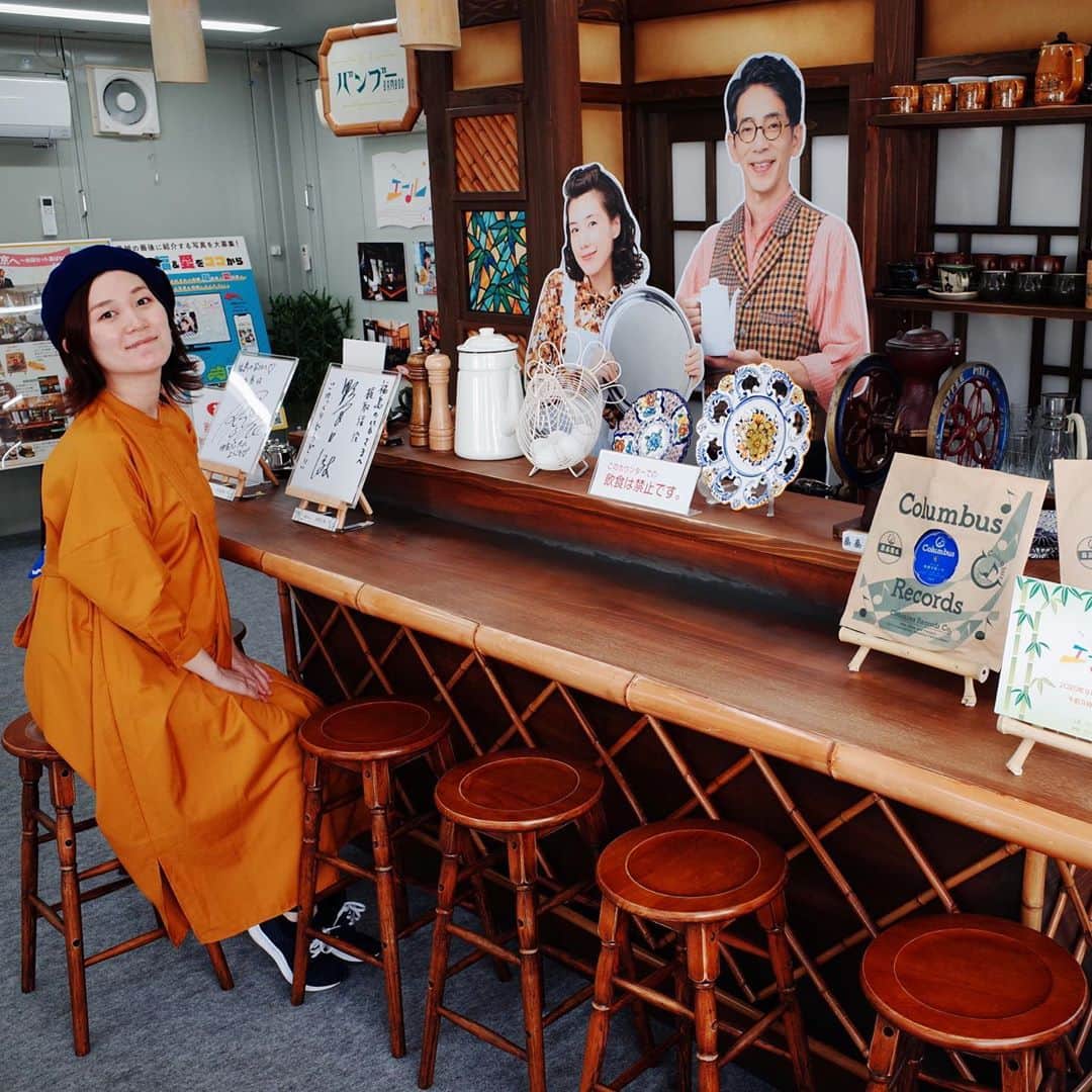 ティーナ・カリーナのインスタグラム：「先日、あの‼️ 喫茶バンブーへ行ってきました😊  3回目の古関裕而記念館✨ 今は限定で朝ドラ特別展示をしていて、また新たな目線から楽しめました☺️  私は平日に行きましたが、 土日はかなり混雑するみたいです🙄  施設の隣に喫茶バンブーのセットが期間限定で展示されています♪  もうすぐドラマが終わってしまうのが寂しい…😭  #古関裕而記念館 #エール #喫茶バンブー」