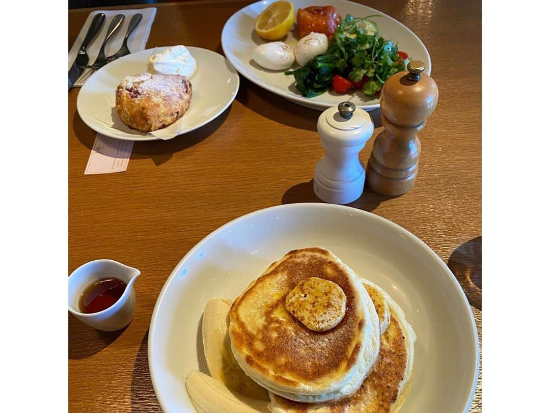 金子藍さんのインスタグラム写真 - (金子藍Instagram)「赤レンガの @billsjapan でかおりんと朝ごはん🥞 . #横浜 #赤レンガ #bills #パンケーキ #haneyprests #旅行」11月9日 13時20分 - aikaneko_surf