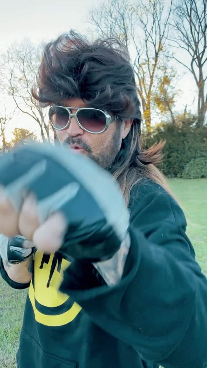 ビリー・レイ・サイラスのインスタグラム：「Happy #MulletMonday! My new EP is out now and I’ll be on The @kellyclarksonshow today playing my new single #MamaSaidKnockYouOut 🥊 Be sure and tune in, it’s gonna be a good time!」