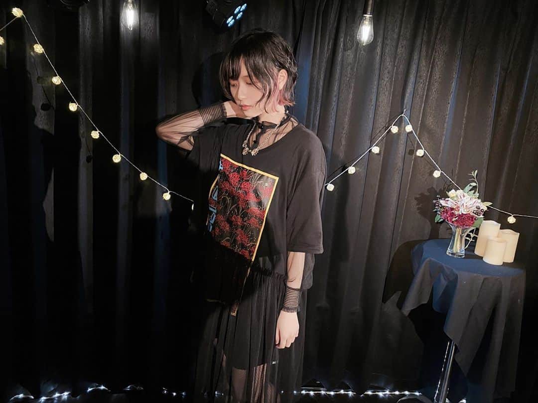 のインスタグラム：「2020.11.09 ・ だんだん縮まっている気がするよ ・ ・ 君との距離。 ・ #and_ellecy #アンドエルシー #andellecy #お洋服大好き #ライブ衣装 #彼岸花 #デザインカラー #インナーカラー #モデルさん#RIRIKO #インナーカラーピンク #singersongwriter🎤 #外ハネボブ #外ハネショート #ショートヘア #ワンピースコーデ #毎日コーデ #今日のコーデ #ootd #被写体 #くせ毛を活かす #くせ毛ショート #jouetie #jouetieコーデ」
