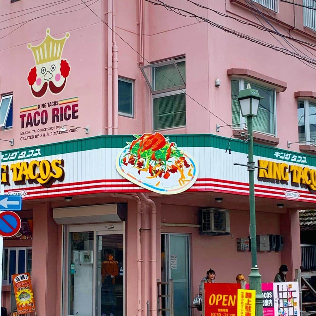 前田典子さんのインスタグラム写真 - (前田典子Instagram)「#kingtacos🌮  #tacorice  ランチにタコスを買って🌮 #皮パリパリ#レタス沢山 #ソース　 #美味しかったよ❣️  #テイクアウト #タコライス　は #つめつめ弁当 #はみ出し系🤣 #ダイナミックタコライス　  #goto #沖縄#旅の記録 #マエノリ旅 #マエノリグルメ」11月10日 0時10分 - maenorichang
