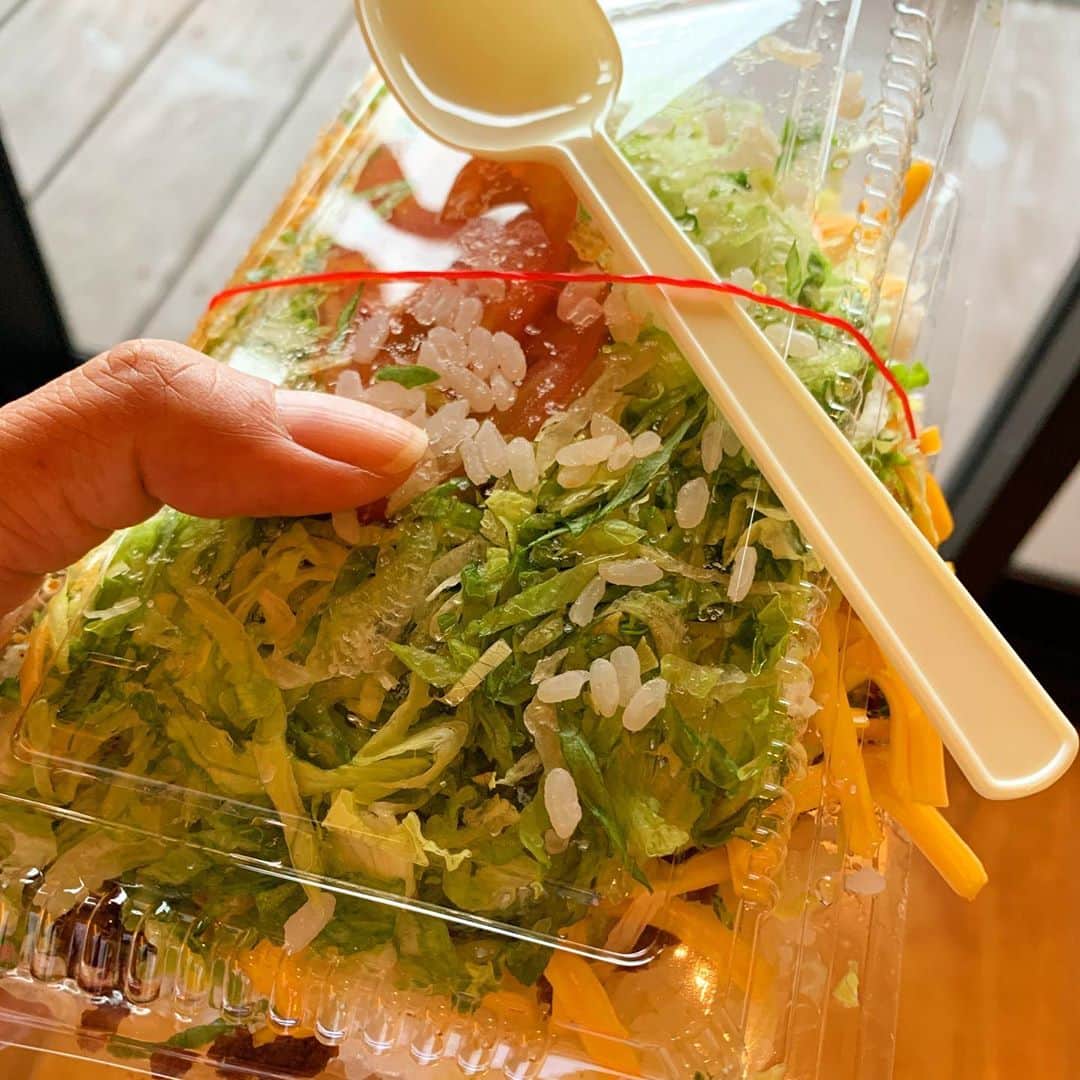 前田典子さんのインスタグラム写真 - (前田典子Instagram)「#kingtacos🌮  #tacorice  ランチにタコスを買って🌮 #皮パリパリ#レタス沢山 #ソース　 #美味しかったよ❣️  #テイクアウト #タコライス　は #つめつめ弁当 #はみ出し系🤣 #ダイナミックタコライス　  #goto #沖縄#旅の記録 #マエノリ旅 #マエノリグルメ」11月10日 0時10分 - maenorichang