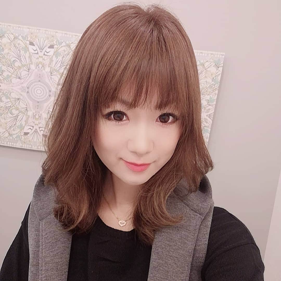 中島彩のインスタグラム：「私の癒しスポット❤️ @jolibeaute.official  月に１度のお手入れが、至福のリラックス時間です😍 強めのマッサージでごりごり流してもらうと羽がはえたかのように体が軽くなる～💕ｼﾞｮﾘﾎﾞｰﾃ以外のマッサージはマッサージじゃないと言っちゃうくらい病みつき😍 そしてなんといっても贅沢なオールハンドのフェイシャル✨ いつもフェイシャル後は顔色が驚くほど明るく❤️トーンアップ効果がすごい❤️ 今回のオプションは久しぶりにカーボキシーのパックも✨毛穴が一気に小さくなって感動レベル❤️ 毎月お手入れの日が待ち遠しくて仕方ない私です❤️ まわりのお友達も通ってる率がますますアップしてきていて...💕 信者が多いの納得😘  @jolibeaute.official #苦楽園口エステ #エステサロン　#オールハンドエステ #マッサージ　#カーボキシー炭酸パック #アンチエイジング　#エイジングケア　#リフトアップ　#トーンアップ」