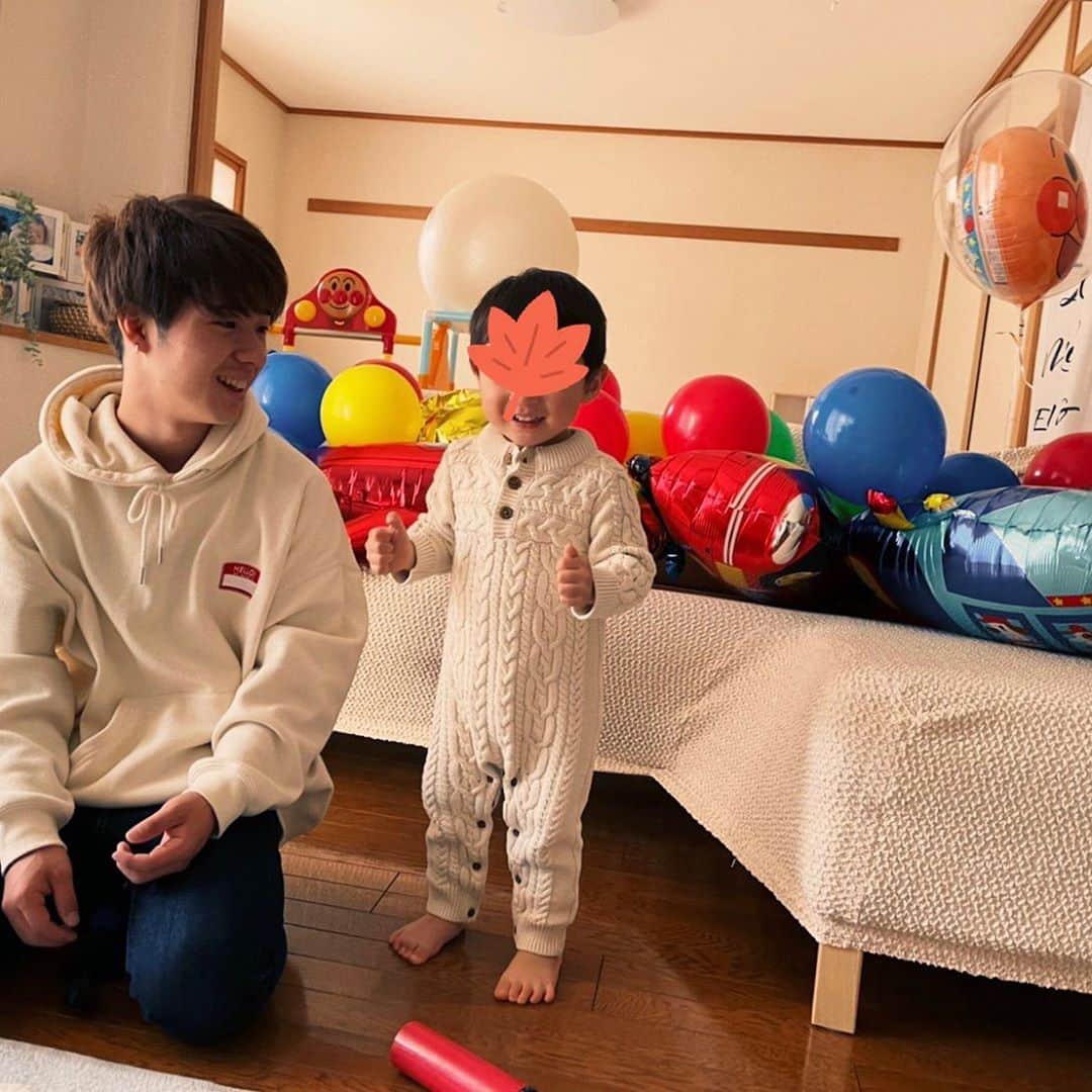 田南輝一のインスタグラム：「. . 息子が生まれて2年が経ちました。 . 大きく育って元気すぎて、 すごい元気すぎで腹立つこともあるけど…笑 . ずっと可愛いしどんどん愛おしくなる。 . . 嫁と頑張って誕生日会作り上げて 大成功。良かった〜。 . 良い一年になりますように。 . #誕生日 #息子 #2歳 #子供のいる暮らし」