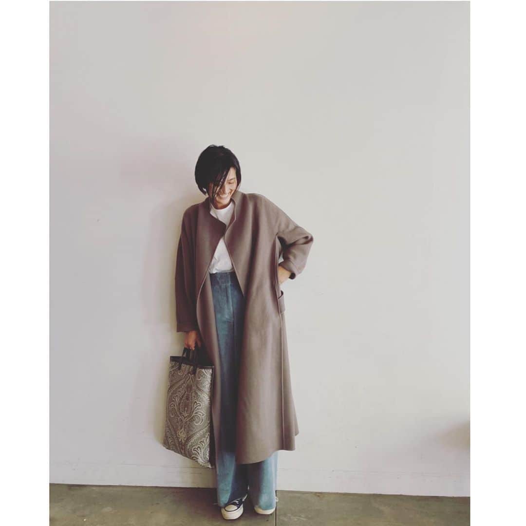 のインスタグラム：「. 一気に寒くなっていよいよアウターの登場。 まずは軽くてさっと羽織れる一枚仕立てのコートを。 . #ootd #coat #chaos #tops #ebure #pants #tomorrowland #bag #avacation #sneakers #converse #アラフォー#アラサー#アラフォーコーデ #アラサーコーデ #お仕事コーデ #アラフォーol #アラサーol #あらふぃふ #アラフィー　#アラフィーコーデ #アラフィフコーデ#40代ファッション #40代コーデ　#30代ファッション　#30代コーデ　#50代ファッション#50代コーデ #大人コーデ #大人カジュアル」