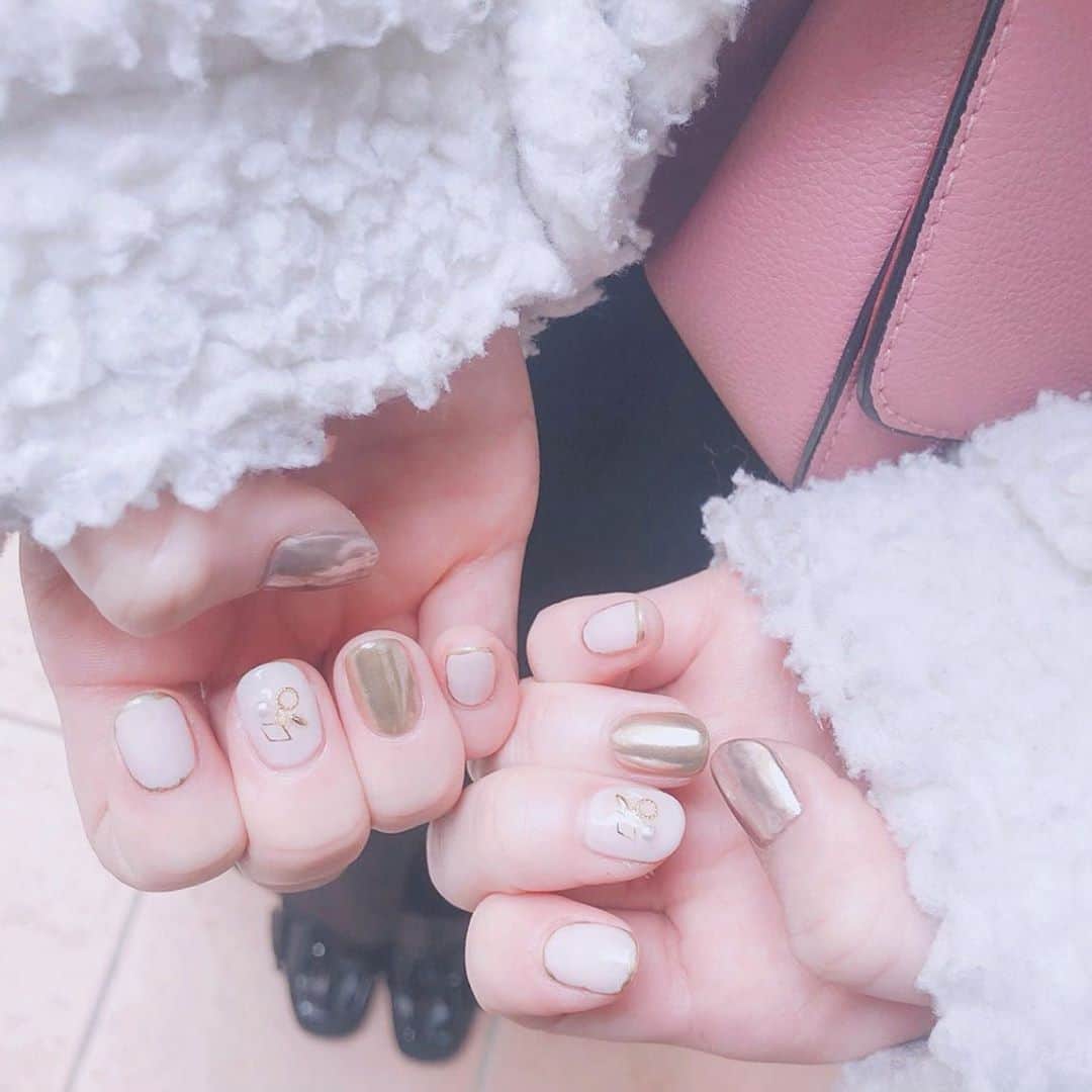 愛内みさのインスタグラム：「❁ ショートネイルのミラーは強くなりすぎず可愛い♡ お気に入りフレームパーツを合わせて♪.:* ・ ୨୧┈┈┈┈┈┈┈┈┈┈┈┈┈┈┈┈┈┈  表参道徒歩5分のネイルサロン Accueil unautre ・ ◼︎平日　11:00〜21:00 ◼︎土日祝　11:00〜19:00 ・ ▫︎パラジェル追加料金なし ▫︎ 大人可愛いネイルサンプル700種以上！ ▫︎ カラーは300色以上からお選びいただけます。 ・ ・ ・ ・ #囲みネイル #表参道ネイル #ミラーネイル」