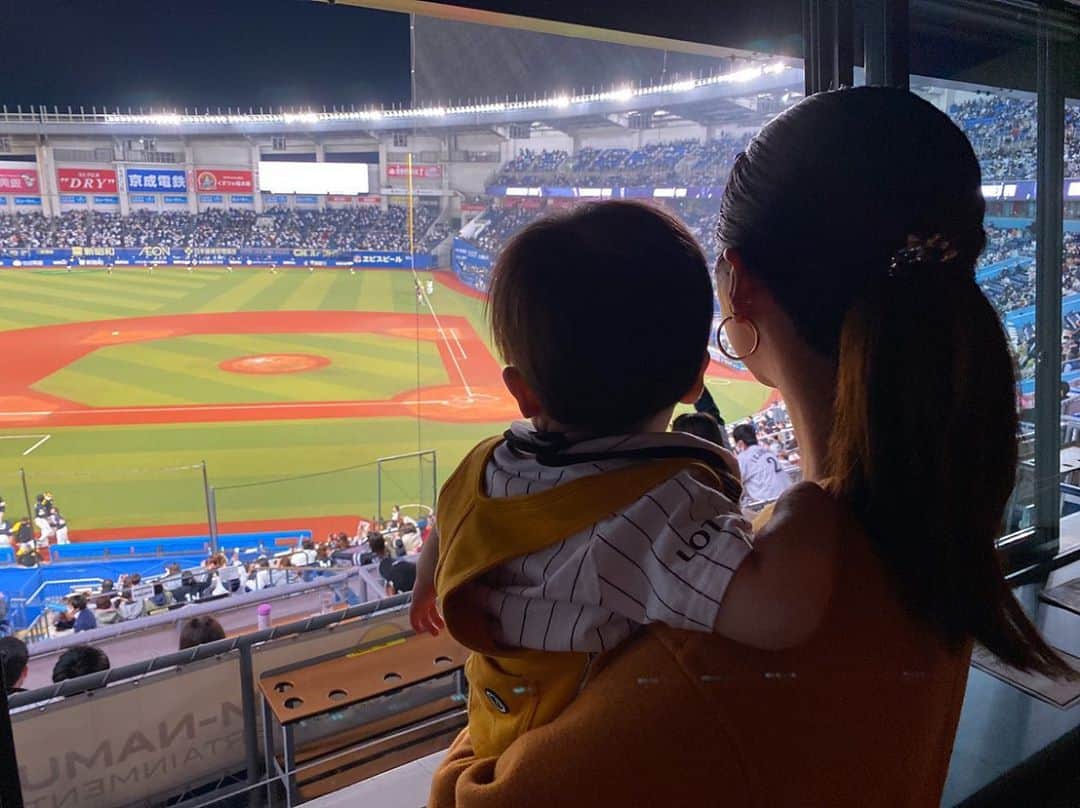 サントス・アンナのインスタグラム：「いつも 応援してくださっている皆様へ  本日で 美馬っちが所属させていただいている 千葉ロッテマリーンズさんの レギュラーシーズンが 無事に終了しましたことを ご報告させていただきます🙏⚾️  今年は コロナウィルスの影響で 開幕が伸びてしまい 楽しみを奪われてしまったような感覚を感じたファンの皆様は 多かったのではないでしょうか。  私も同じです。  家族の時間が増えたことは 育児に慣れない私にとってとても貴重な時間でしたが 急に試合が始まり 身体は大丈夫なのか 心配な気持ちを抱えたまま シーズンは始まりました。  途中 怪我人が出てしまったり コロナウィルス感染者が出てしまったり 一筋縄では行かないことが たくさんありましたが 今日という日を 無事に迎えることができたのは 選手を支えてくださっているチームスタッフの皆様 ご家族の皆様 そして 声援で 愛のパワーで 支えてくださっているファンの皆様のお陰です。  本当にありがとうございました🙇‍♀️  コロナウィルスのせいでというのは簡単だけれど ここはあえて コロナウィルスのおかげで 野球をやらせていただけることが 観戦できることが 応援できる日々が来ることが どれだけ有難いことで 幸せなことか 改めて感じましたし 美馬っちも感じたことと思います。  そして とても嬉しいことに 選手の皆様が 夢を繋いでくださり CSで応援をさせていただけることになりました⚾️  感謝の気持ちと 喜びを胸に 私は家族として 応援させていただきたいと思います🧡  そして 本日で現役引退を表明された 細川亨選手 本当に本当にお疲れ様でした。 東北楽天ゴールデンイーグルスさんでも 千葉ロッテマリーンズさんでも ご一緒させていただけて 私は選手ではありませんが とても光栄でした。  一年でも 居続けることが難しいプロ野球という 世界で 19年間プレーされるということが どういうことなのか それはド素人の私なんかには想像もできない 壮絶な日々だったと思います。  酷使し続けたお身体が 少しでも癒されますことを心から願っております。 本当にありがとうございました🙇‍♀️  #11月9日」