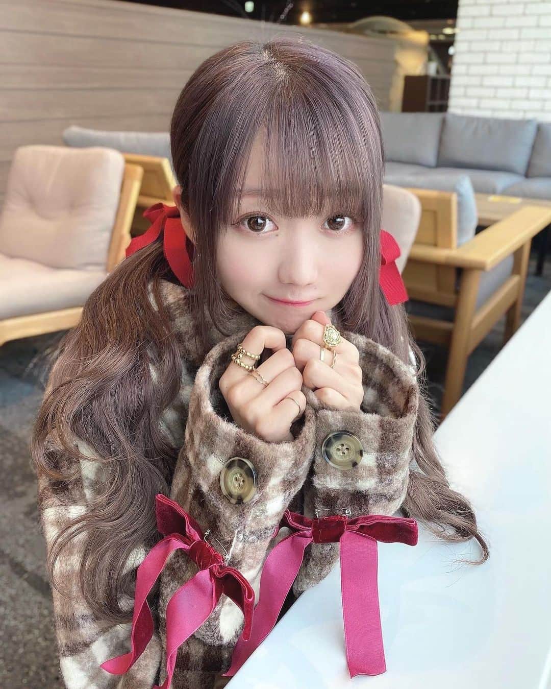 大谷映美里さんのインスタグラム写真 - (大谷映美里Instagram)「❤️ ㅤㅤㅤㅤㅤㅤㅤㅤㅤㅤㅤㅤㅤ 風の正体は扇風機でした〜🧸 ㅤㅤㅤㅤㅤㅤㅤㅤㅤㅤㅤㅤㅤ チェックシャツを1枚でワンピ風に🍓 ふわふわであったかかった❤︎ ㅤㅤㅤㅤㅤㅤㅤㅤㅤㅤㅤㅤㅤ ツインとハーフツインにお袖のリボンと同じ 赤いリボンをつけたよ🐻 ㅤㅤㅤㅤㅤㅤㅤㅤㅤㅤㅤㅤㅤ お話し会で着てくれてた男の子も似合っててよかった(*´▽`*) たまにはラブリーなスタイリングもいいでしょ❣️ ㅤㅤㅤㅤㅤㅤㅤㅤㅤㅤㅤㅤㅤ #honeycinnamon #ハニーシナモン ♡」11月9日 22時47分 - otani_emiri