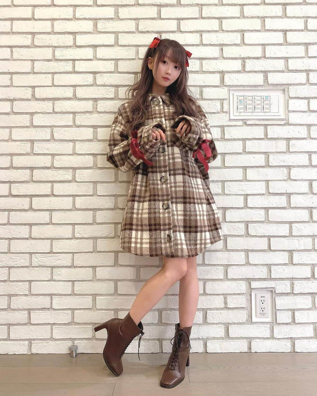 大谷映美里さんのインスタグラム写真 - (大谷映美里Instagram)「❤️ ㅤㅤㅤㅤㅤㅤㅤㅤㅤㅤㅤㅤㅤ 風の正体は扇風機でした〜🧸 ㅤㅤㅤㅤㅤㅤㅤㅤㅤㅤㅤㅤㅤ チェックシャツを1枚でワンピ風に🍓 ふわふわであったかかった❤︎ ㅤㅤㅤㅤㅤㅤㅤㅤㅤㅤㅤㅤㅤ ツインとハーフツインにお袖のリボンと同じ 赤いリボンをつけたよ🐻 ㅤㅤㅤㅤㅤㅤㅤㅤㅤㅤㅤㅤㅤ お話し会で着てくれてた男の子も似合っててよかった(*´▽`*) たまにはラブリーなスタイリングもいいでしょ❣️ ㅤㅤㅤㅤㅤㅤㅤㅤㅤㅤㅤㅤㅤ #honeycinnamon #ハニーシナモン ♡」11月9日 22時47分 - otani_emiri