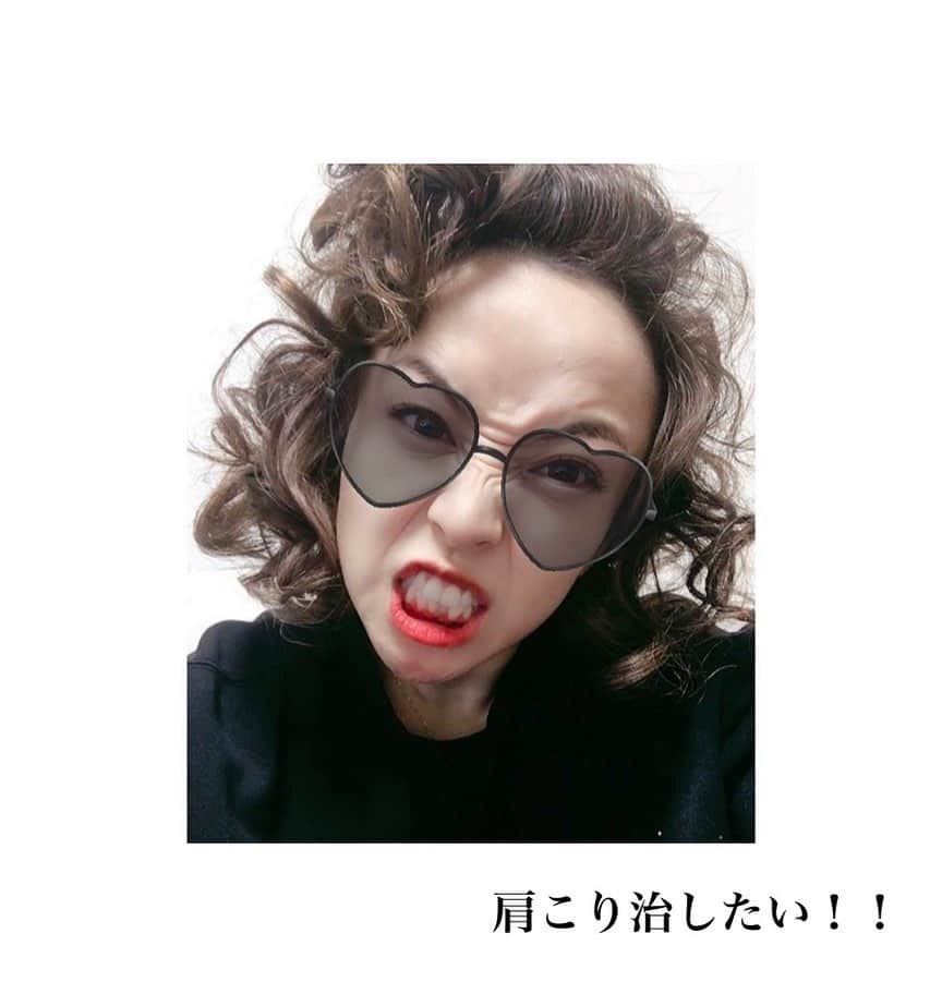 野田久美子のインスタグラム：「. 寒くなってくると、、 肩こりを特に感じる。。 感じません？笑 常に肩回して、血行をよくしないとねー。 まずは、湯船だ！！ . #野田久美子#女優#ホリプロ#ホリプロ・ブッキング・エージェンシー#ミュージカル#阿波踊り#徳島#出身#笑うことが好き#お家時間#actress#musical#follow#instagood# instagood#肩こり」