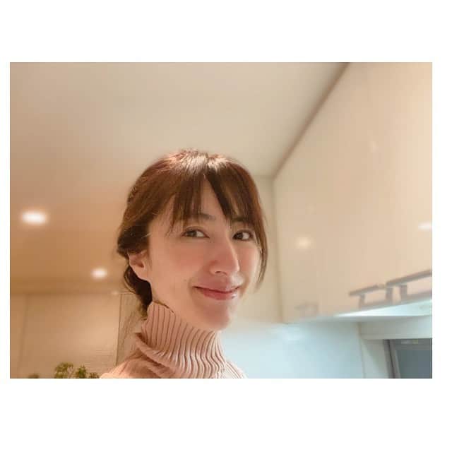 前田ゆかのインスタグラム：「夜のクッキー作り!  たまに作りたくなる夜のお菓子作り。 オーガニックのオートミールに 米粉、蜂蜜、レーズン、シナモンシュガー におからを入れて混ぜ合わせた  オートミールおからクッキーを作りました。 食物繊維、鉄分、おからでヘルシーに、 おからを入れることで良いつなぎになっています。 毎日作る豆乳の おから活用法をいろいろ考え中。  次何にしよう。  #オートミールおからクッキー #夜のクッキー #おからレシピ  #おから活用レシピ  #これは発散 #maeyukareshipi」