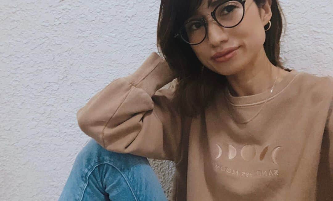eiko kagamiのインスタグラム：「. . 最近眼鏡の登場回数がかなり増えてきた👓 更なる視力の低下も感じるし （眼鏡の新調もしたい） 自分メンテナンスが増える一方で😂😭、どこから手をつけたら良いものか…🤓 . . . . #goodnight  #眼鏡 #視力低下」