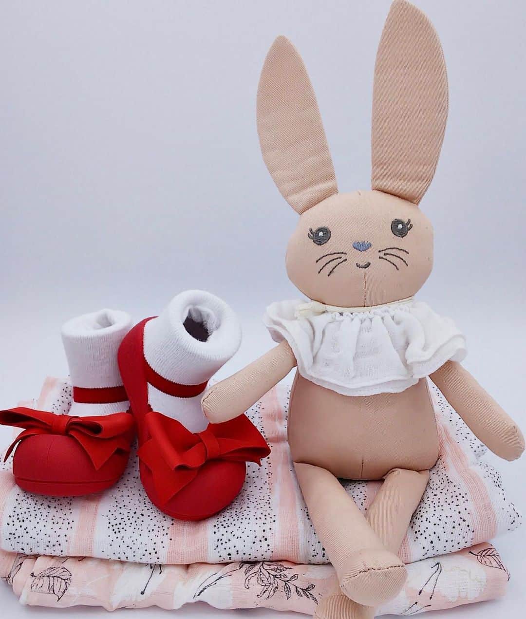 blossom39_officialのインスタグラム：「. Elodieのチャーミングなぬいぐるみ達は、初めてのお友達にぴったり！ キュートなお顔の色々な動物たちがいます。  愛らしいデザインと機能的なAttipasのシューズも、出産ギフトやお誕生日プレゼントにもおすすめです。  #blossom39 #ブロッサム39 #ベビーギフト #baby #出産祝い #gift #令和ベビー #elodie #エロディ#attipas #アティパス #adenandanais #エイデンアンドアネイ #おくるみ #あかちゃんのいる生活」