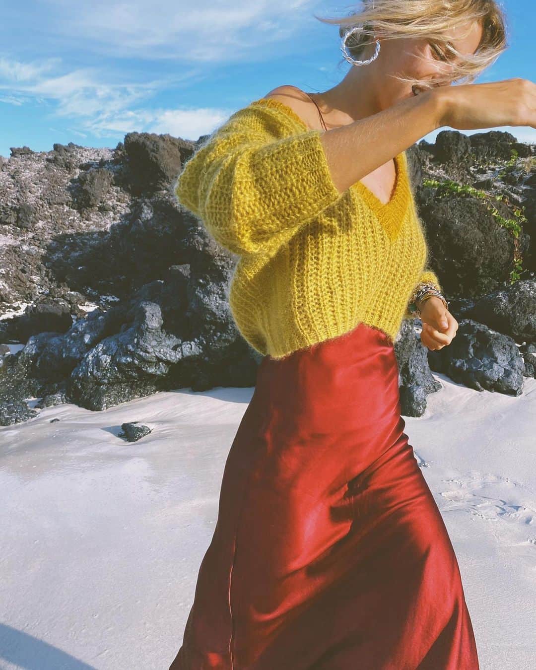 ダニジョーのインスタグラム：「New week, new vibes 🍂 @palomafield in the Mustard Cropped Sweater and Bordeaux Slip #dannijogirls」