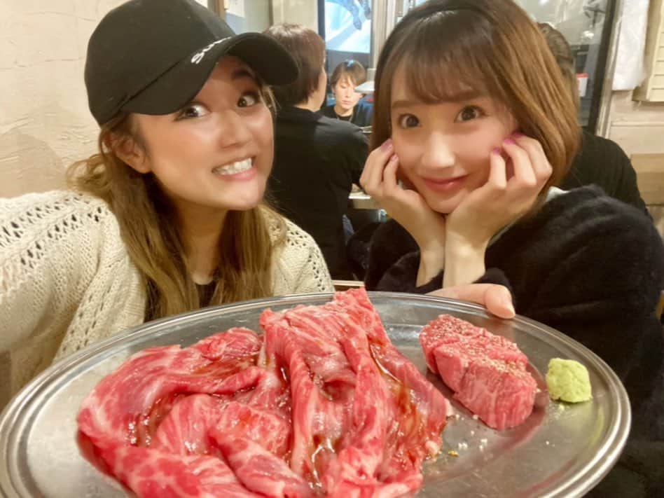 なちゅさんのインスタグラム写真 - (なちゅInstagram)「#ヒロミヤ #焼肉　🥩 #予約2年待ち  がびょーん‼︎ 笑 🥩俺顔テッカテカ!春ちゃん安定のきゃわいさきゅるるる😡💓 @koharaharuka   お肉めちゃｳﾏ  かなり沢山の種類‼︎ 🥩 飲み放題有り難き コスパ良過ぎる¡コレは５年後でも予約しないと♡笑 予約したの忘れるね笑笑  個人的に大根に挟むのｳﾏ 私の大根足に挟まれたい人募集中笑笑  ふざけてないで 寝よっ!  不動産しよー！🏠最高ー！ #🥩 #曙橋 #肉 #有名」11月9日 23時07分 - nachudesu1223