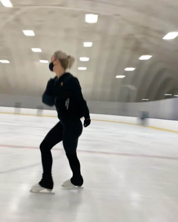 キーラ・コルピのインスタグラム：「1 or 2? 😅  🎥: @dayanadanilova」