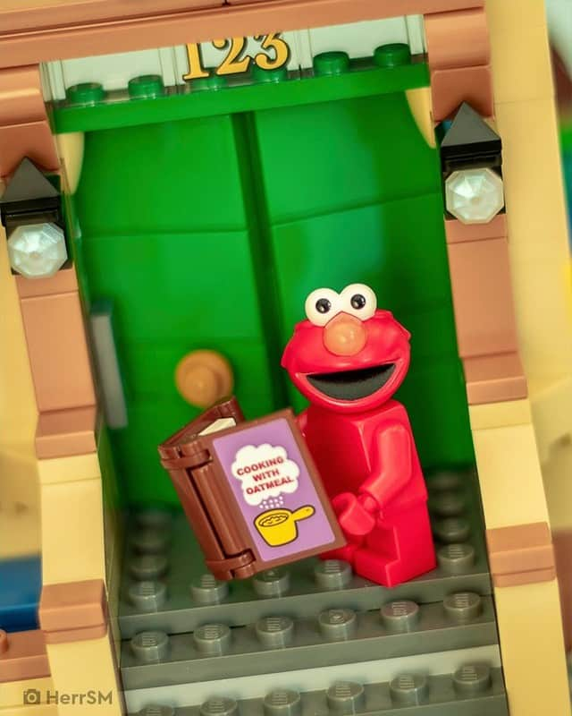 LEGOさんのインスタグラム写真 - (LEGOInstagram)「Building friendships since 1969 ❤️  📸 by @herrsm from @stuckinplastic  #LEGO #SesameStreet #CookieMonster #LEGOIdeas」11月9日 23時00分 - lego