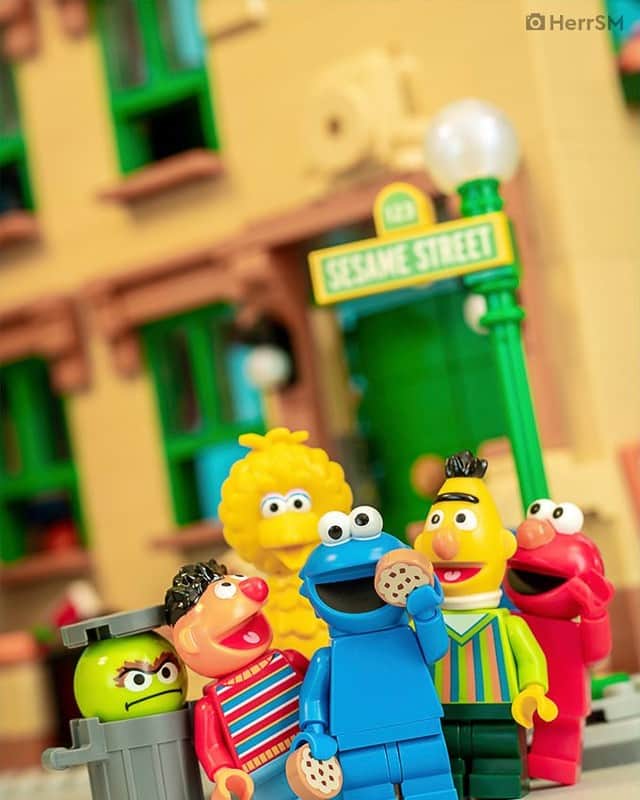 LEGOさんのインスタグラム写真 - (LEGOInstagram)「Building friendships since 1969 ❤️  📸 by @herrsm from @stuckinplastic  #LEGO #SesameStreet #CookieMonster #LEGOIdeas」11月9日 23時00分 - lego