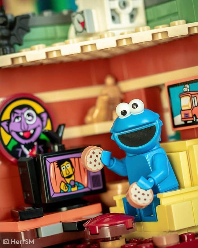 LEGOさんのインスタグラム写真 - (LEGOInstagram)「Building friendships since 1969 ❤️  📸 by @herrsm from @stuckinplastic  #LEGO #SesameStreet #CookieMonster #LEGOIdeas」11月9日 23時00分 - lego