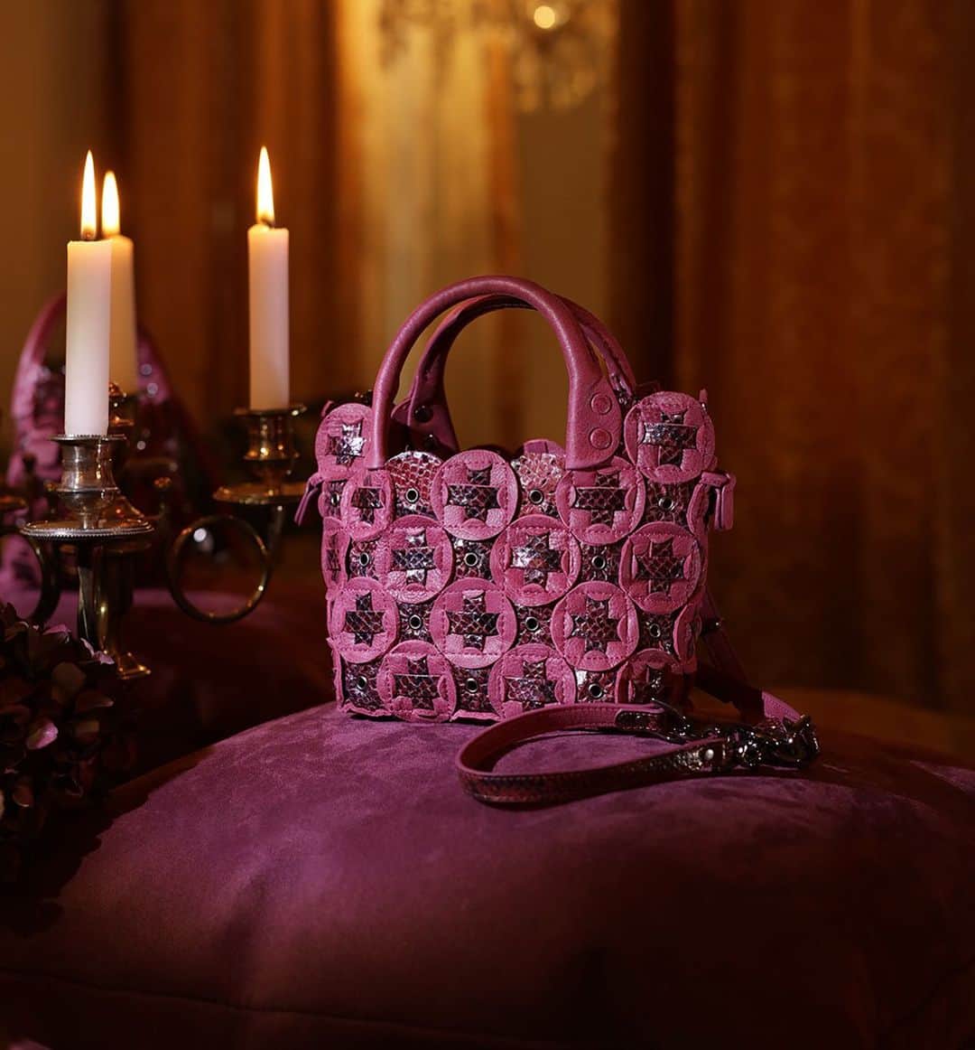 ジャマンピュエッシュのインスタグラム：「A mini version of the Rosalinda bag, this model highlights a mix of leather with exotic snakeskin print and autumnal colors.」