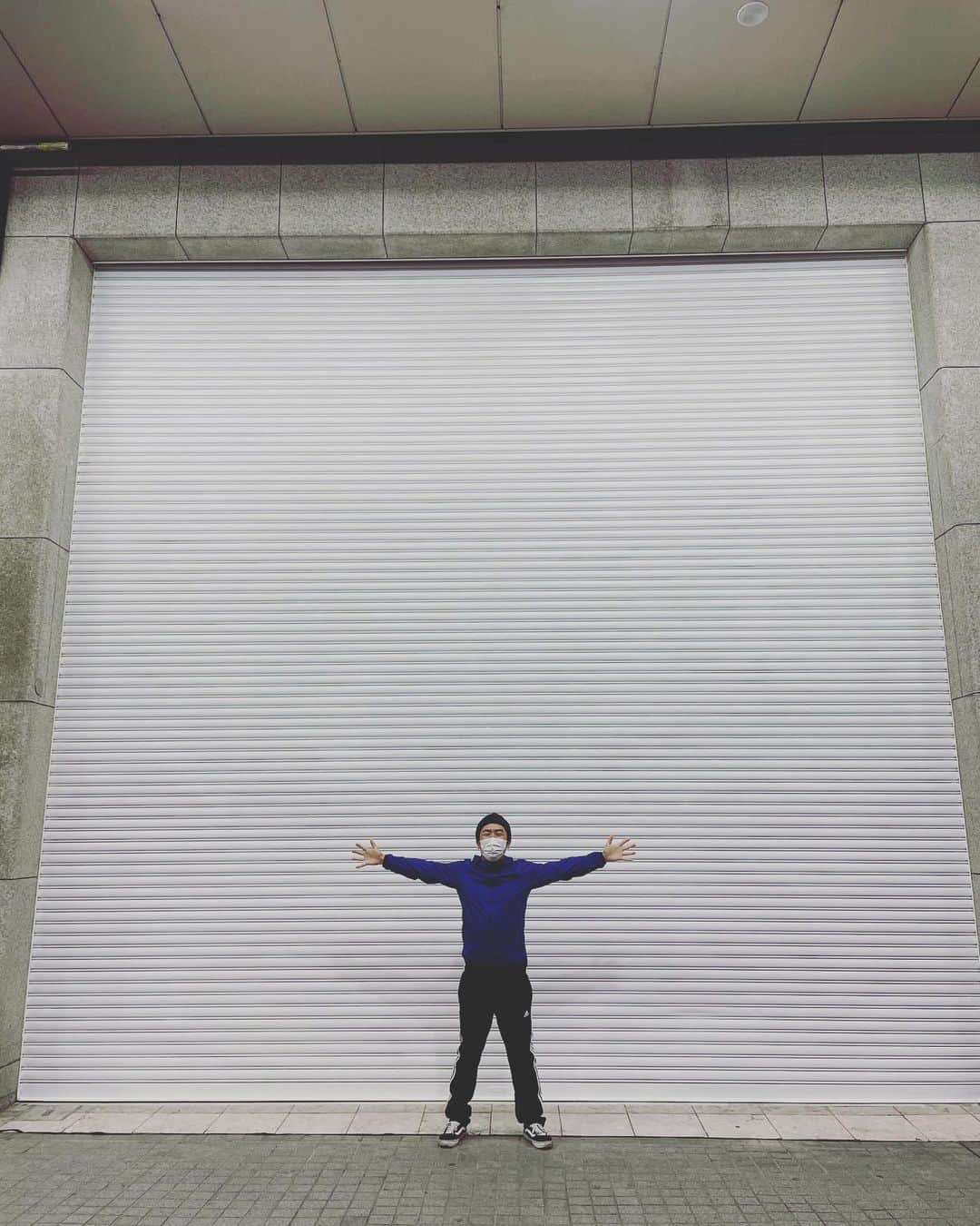 梶剛のインスタグラム：「どや！ あんな錆びてたシャッターが、真白白になったぞ！  #香川県 #かじ笑店 #エスケー化研」