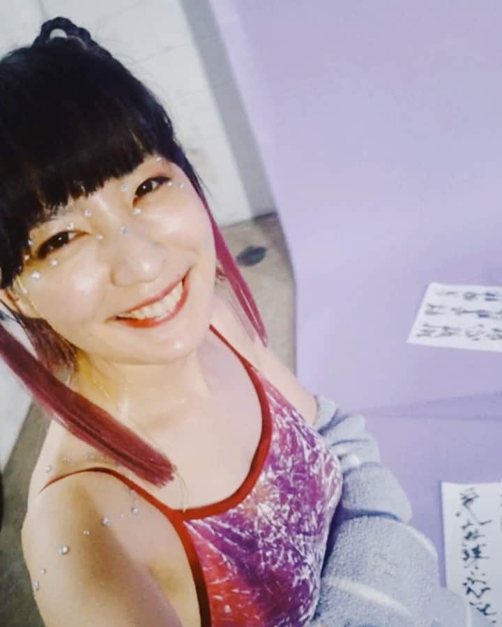ひらさわあくびのインスタグラム：「ニガミ17才o ジャケ写さつえいのとき。 この空間にいるみんな最高なひとたち！  #ニガミ17才  #ニガミ17才o」