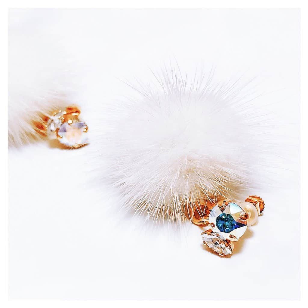 定平佳子のインスタグラム：「Mink fur & @swarovski 💍  ホワイトちゃん 💎🤍 キラッキラ  スワロフスキー ミンクファー earrings 🪞  ブラウンも、色違いで、購入 自分へのご褒美 という名目 ( 白目 )  パーティーシーンはもちろん 🫖 、外しとして、敢えて、ジーンズコーデと合わせるのも、好きです。  スワロフスキーは、普段使いに ぴったり 💍🤍  、 、  #ヨシコーデ #ヨシコスメ  #スワロフスキー #accessory #ミンクファー #ホワイトミンク #swarovskiearrings #minkfur #アクセサリー #ミンクファーイヤリング #ファッション #ootd #コーディネート #whitemink #スワロフスキーイヤリング #ファー #イヤリング #スワロフスキーアクセサリー #お洒落好きな人と繋がりたい #swarovski #earringstagram」