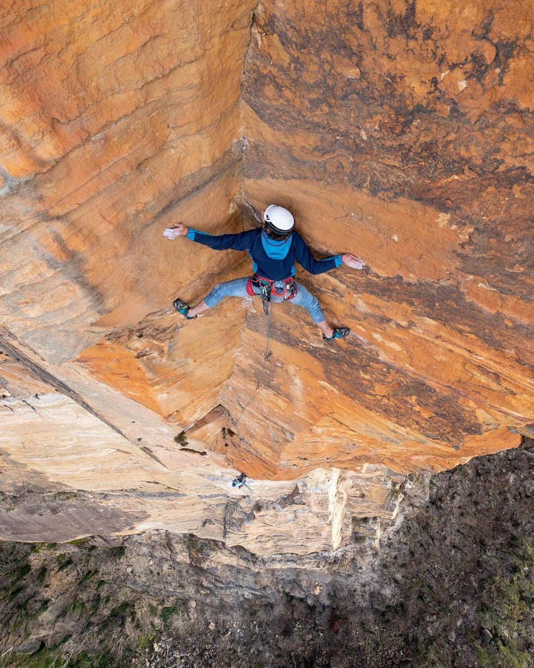 Live To Exploreさんのインスタグラム写真 - (Live To ExploreInstagram)「A behind the scenes look at a big air rock climbing photo shoot 😲 Captured by @_jaredanderson_ in Blue Mountains #Australia.  Josh Makenzie (@joshmackenz) climbing this scary corner above a few hundred metres of air. Check out @_jaredanderson_ for more breathtaking contents! #WeLiveToExplore」11月9日 23時09分 - welivetoexplore