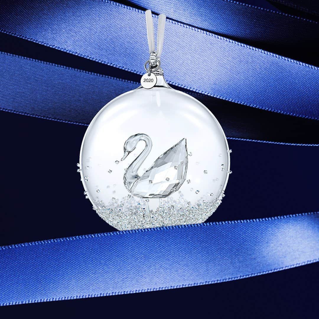 SWAROVSKIさんのインスタグラム写真 - (SWAROVSKIInstagram)「Add the graceful swan inside the 2020 ball ornament to your scintillating decorations. #Swarovski125years」11月9日 23時11分 - swarovski