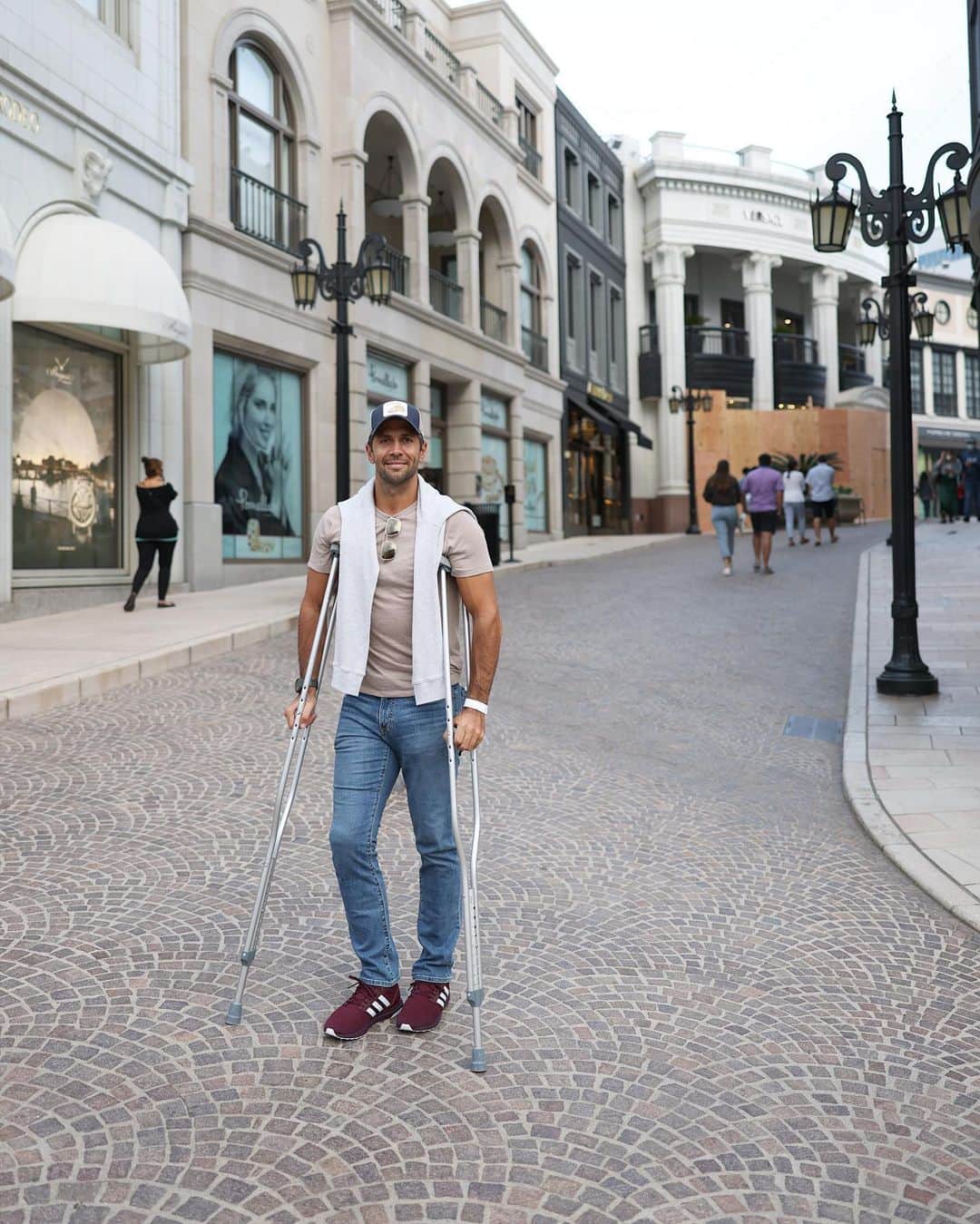 フェルナンド・ベルダスコのインスタグラム：「Living the dream ... in crutches」