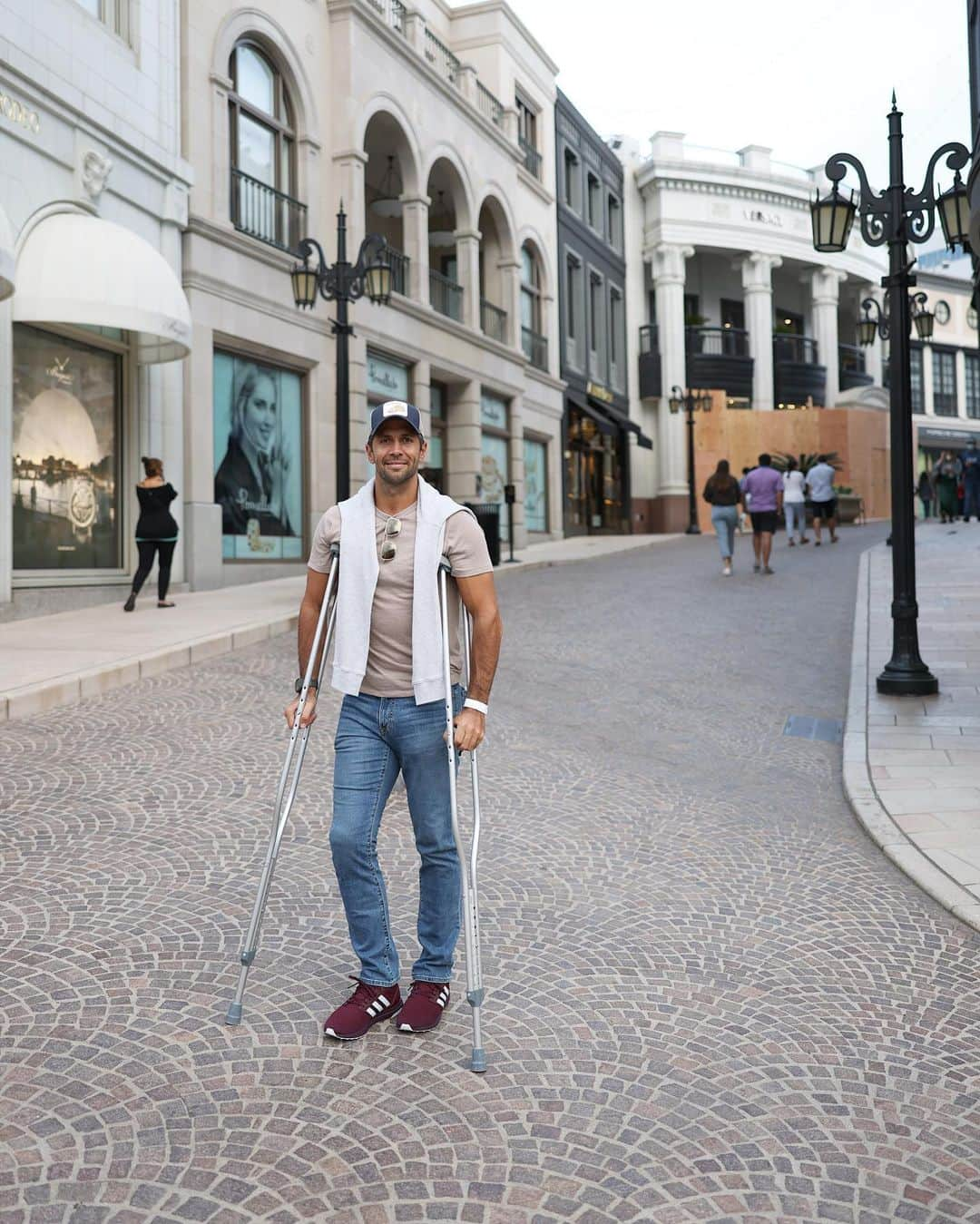 フェルナンド・ベルダスコさんのインスタグラム写真 - (フェルナンド・ベルダスコInstagram)「Living the dream ... in crutches」11月9日 23時11分 - ferverdasco