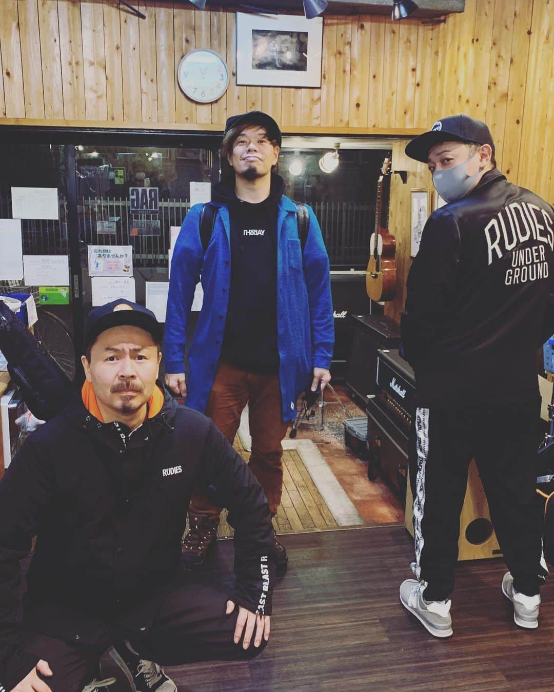 こーいちのインスタグラム：「今日は3人ともおしゃんなRUDIES着てのスタジオでした。 サトシさんいつもあざーす。  @rudies_satoshi   #10feet  #RUDIES」