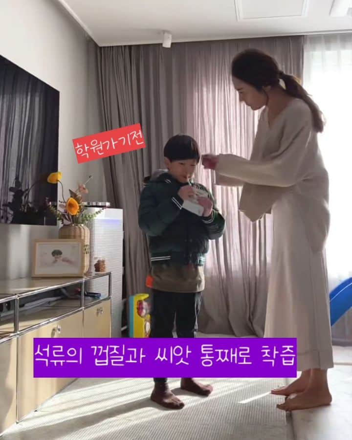 ユ・ハナのインスタグラム：「석류착즙과 포도&파인애플 착즙을 판매하면서  포도 파인애플은 맛있다는 후기들이 가득이였지만  석류 착즙의 후기는 대단했어요!  정말 껍질째 씨까지 갈았단 느낌이 들어 좋다는 후기, 다른 착즙들보다 맛있다는 후기들은 예상했지만  생리양이 너무 적어서 고민이거나 생리 전후의 증상들로 고민이셨던 분들,  갱년기증상으로 힘들어하셨던 분들이  한달이상 드신 후 몸에서 금방 변화가 올 만큼 신기하다 하셨거든요. 그 후기들 보고 제가 더 열심히 챙겨먹게 되더라구요. 석류는 그만큼 남자에게도 물론 좋지만, 여자에겐 특히 더 강력하게 추천하는 과일이에요. 👇 여성호르몬은 점점 부족해지고 여자는 나이가들수록 골격이 커지는등 남성화가 되잖아요ㅠ 호르몬약과 영양제가 아닌 자연에서 얻은 석류 속 천연식물성 에스트로겐을 섭취하면서 지금부터 관리하자구욧!!  폐경에 접어들어오는 갱년기 증상인 안면홍조/발한/피로감/신경질/어지러움/관절근육통/두통/가슴두근거림/질건조/분비물감소/우울증증상 석류가 해결해준다고 할만큼 꾸준히 섭취하면 효과가 크다고해요. 폐경에 접어든 사람이 다시 생리를 시작했다고 할 정도로 그 힘이 대단한 과일이니까요.  엄마에게 선물도 좋구요, 우리는 지금부터 관리해야해요. 갱년기..후.. 내가 날 돌보지않으면 안된다고하잖아요ㅠ  🫐블루베리는 아이들도 잘 먹구요  슈퍼푸드라 불리는 만큼 블루베리 속 안토시아닌의 효과는 이미 너무 알려져있죠. 이번에 공부하면서 알게된건데, 얼려먹으면 안토시아닌의 농도가 증가해 훨씬 더 좋다고해요. 그래서 냉동실에 블루베리착즙을 가득 넣어두었답니다💜   눈건강, 뇌건강에 특히 좋아서 치매예방을 위해 꼭 먹으라는 블루베리!!   어떠한 첨가물, 심지어 물한방울까지 넣지않고 저온에서 착즙해 좋은 성분들을 파괴하지않도록 노력하여 정성스레 만든 100% 착즙주스 석류와 블루베리 매일 먹을 수 없다면 수시로 마시면서 젊음을 챙겨요💜❤  수요일까지 프롬하나닷컴 에서 최저가찬스!  제품 관련문의는 카카오톡 아이디 '프롬하나cs' 검색 후 톡주세요.  프롬하나오피셜계정에서도 자세히 제품을 보실 수 있어요💋 @fromhana111」