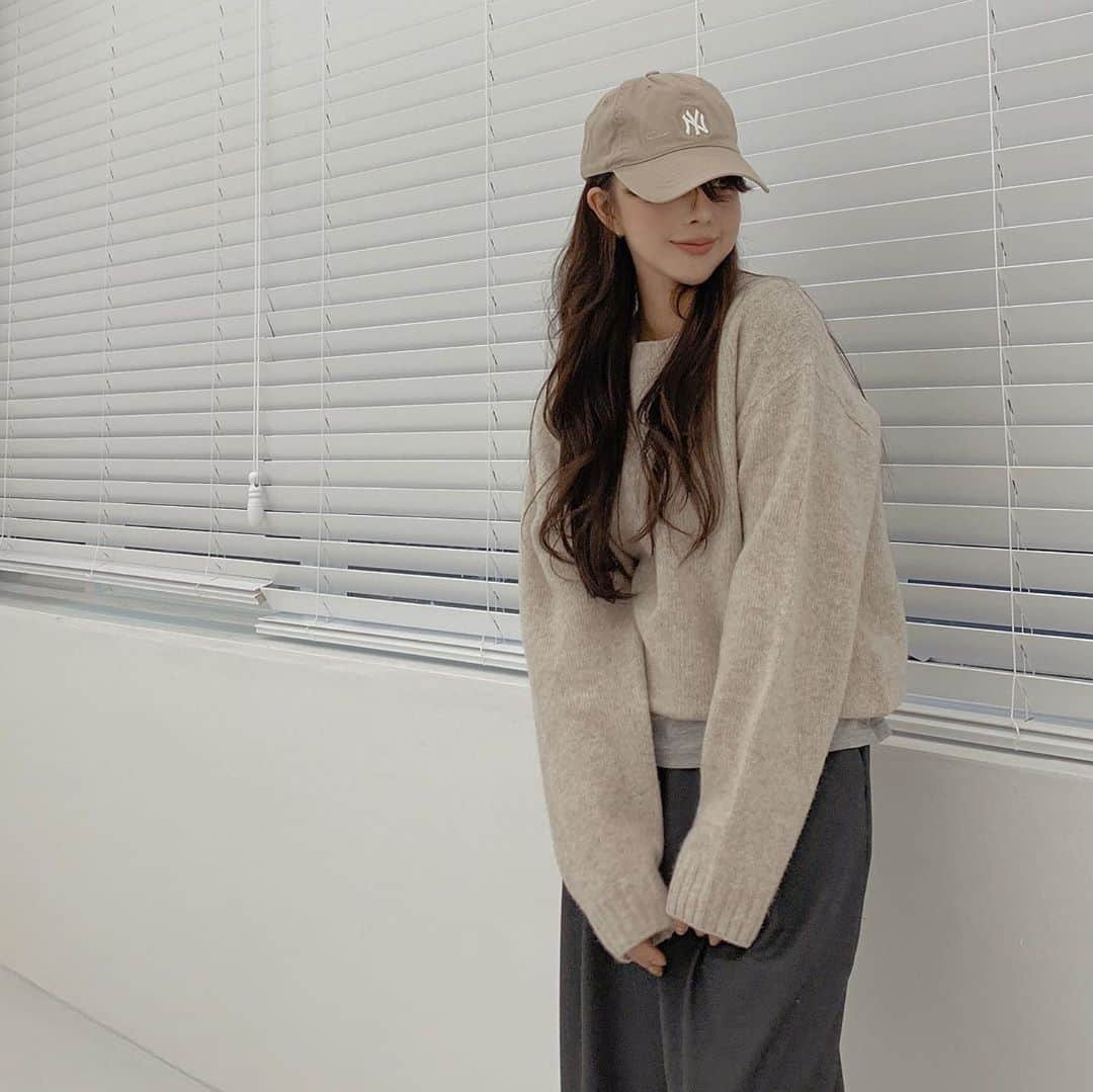 ユン・アラのインスタグラム：「지금 반응 좋은 오트밀 색상 착샷 〰️  그레이 색상도 문의많은데,  진하지않고 은은한 그레이라서 완전 내 서타일..😬 와이드 팬츠는 핀턱주름이 들어간 하이웨스트라 다리가 길어보이게 디자인이 잘 빠졌어요 !  프로필링크타시면 모두 만나보실 수 있어용  한시간 뒤에 공구 마감할게요 🍊」