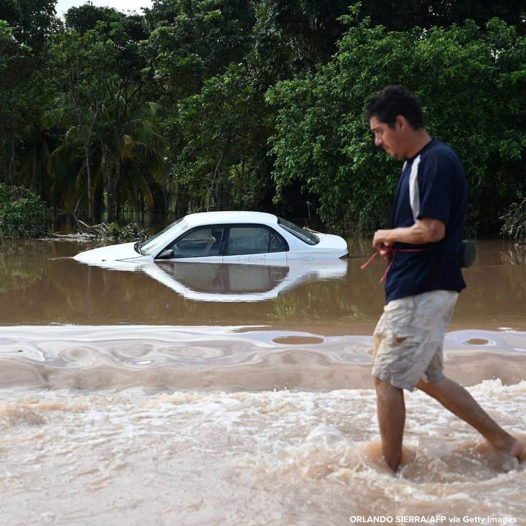 ABC Newsさんのインスタグラム写真 - (ABC NewsInstagram)「AFTERMATH: Car left under water after the passage of Eta in La Lima, Honduras.」11月9日 23時14分 - abcnews