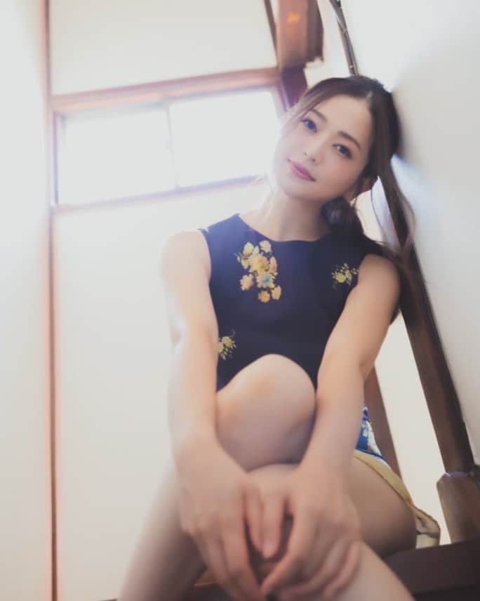 山口愛実のインスタグラム：「写真集の中のお気に入りの一枚  このワンピースは旦那さんと初デートの時に買ってもらったもの 何十億年振りに着るので入るかどきどきしたんですが なんとか着れました  意外と私は始めて一緒に行った映画の半券とか記念日に行った高級レストランのメニューなんかを大事に取ってたりするんですがパパは全く覚えてないんですよね💧  男の人ってみんなそうゆうものなのかな　笑」