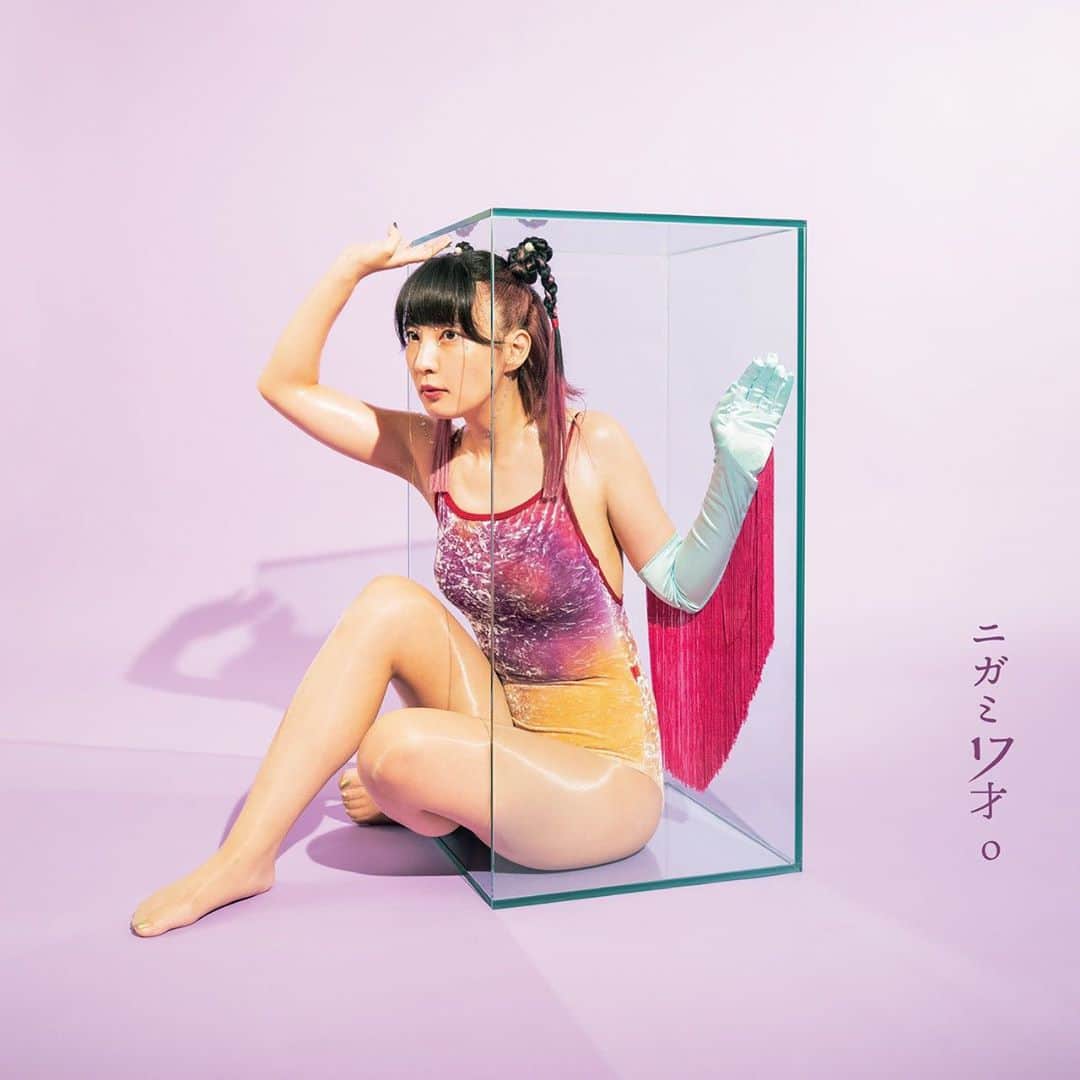 ひらさわあくびのインスタグラム：「『ニガミ17才o』 《完全数量限定盤ジャケ写真》 #ニガミ17才 #ニガミ17才o」
